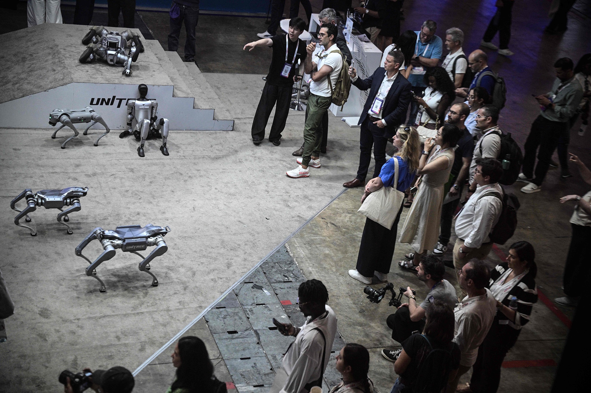 Les visiteurs découvrent les robots de la société Unitree Robotics au salon des startups technologiques et de l'innovation VivaTech à Paris Expo Porte de Versailles, à Paris, le 17 juin 2026. /VCG