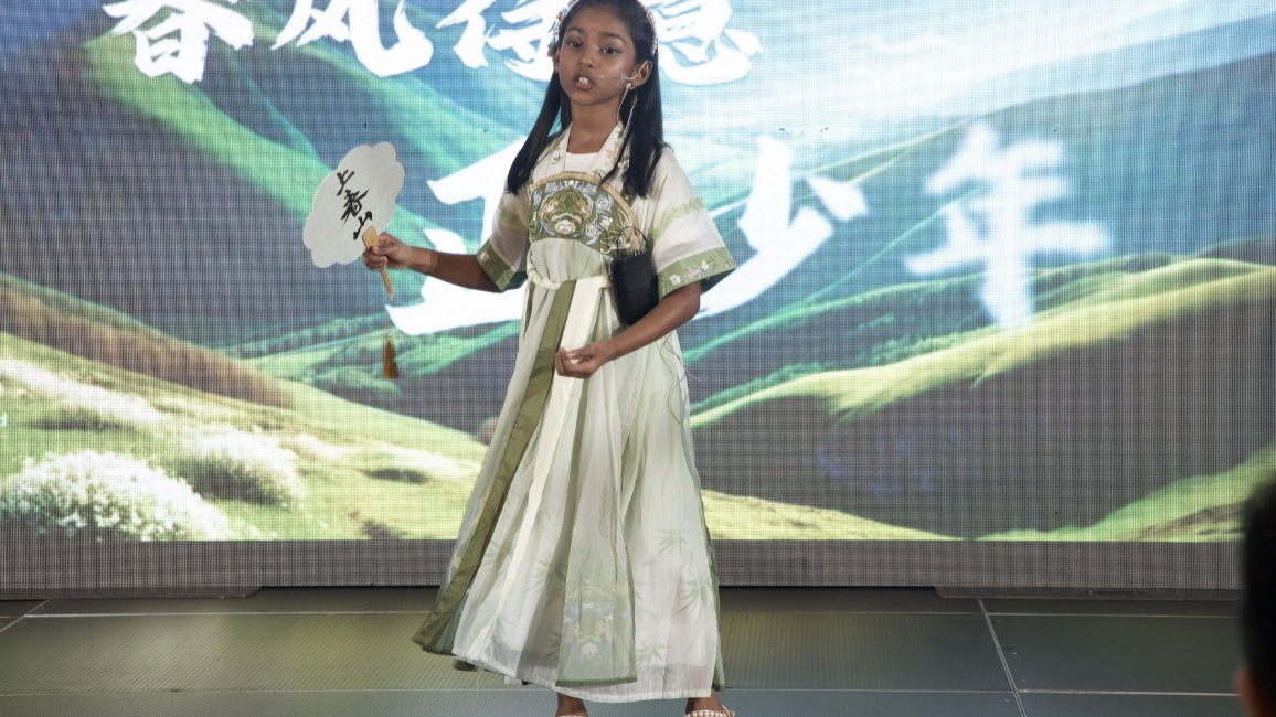 Aleah Ramouthar, candidate au DUT, interprète la chanson chinoise