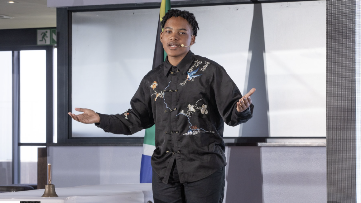 Awethu Malusi de la classe Confucius de l'Académie des mathématiques, des sciences et de la technologie du Cap remporte le championnat dans la catégorie école secondaire le 12 juin 2026. /CMG Afrique