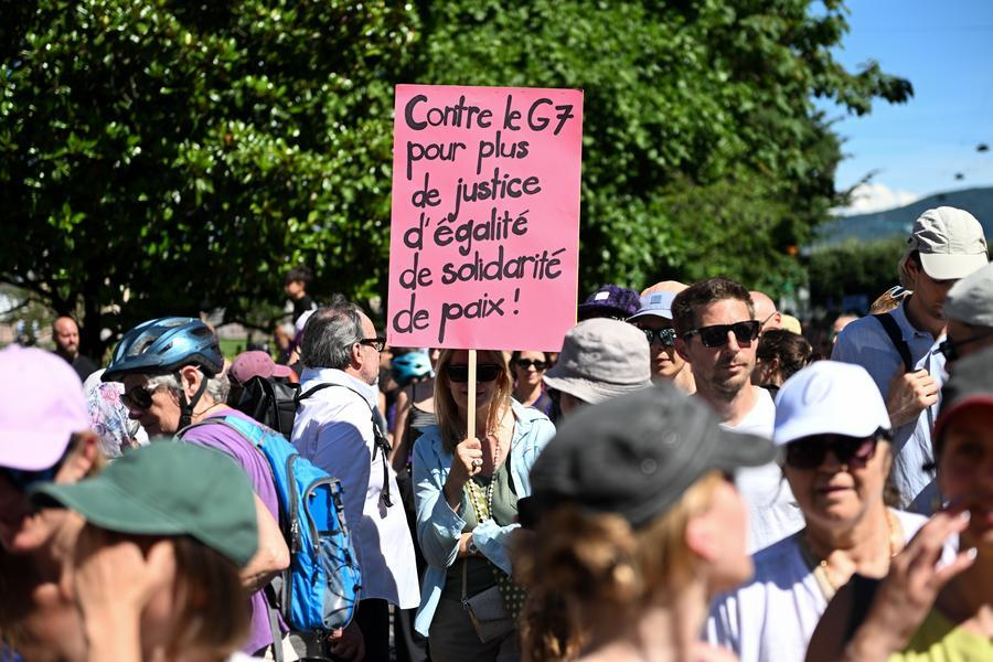 Des manifestants défilent à Genève, en Suisse, lors d'une manifestation massive contre le sommet du Groupe des Sept (G7), le 14 juin 2026. /Xinhua
