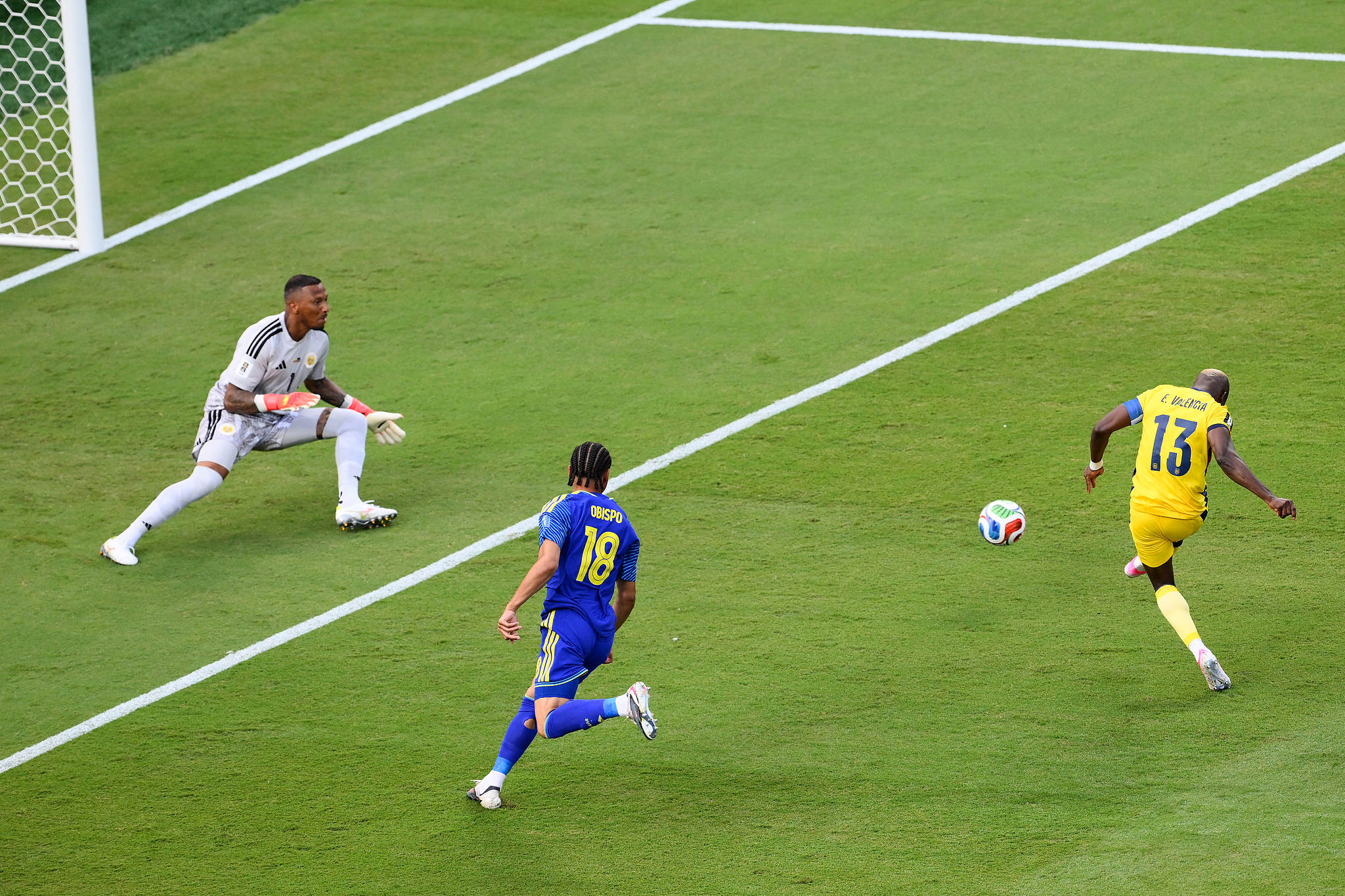 L'attaquant équatorien Enner Valencia (n°13) tire contre le gardien de Curaçao Eloy Room (n°1) lors d'un match du groupe E lors de la Coupe du monde de la FIFA 2026 à Kansas City, Missouri, le 20 juin 2026. /VCG