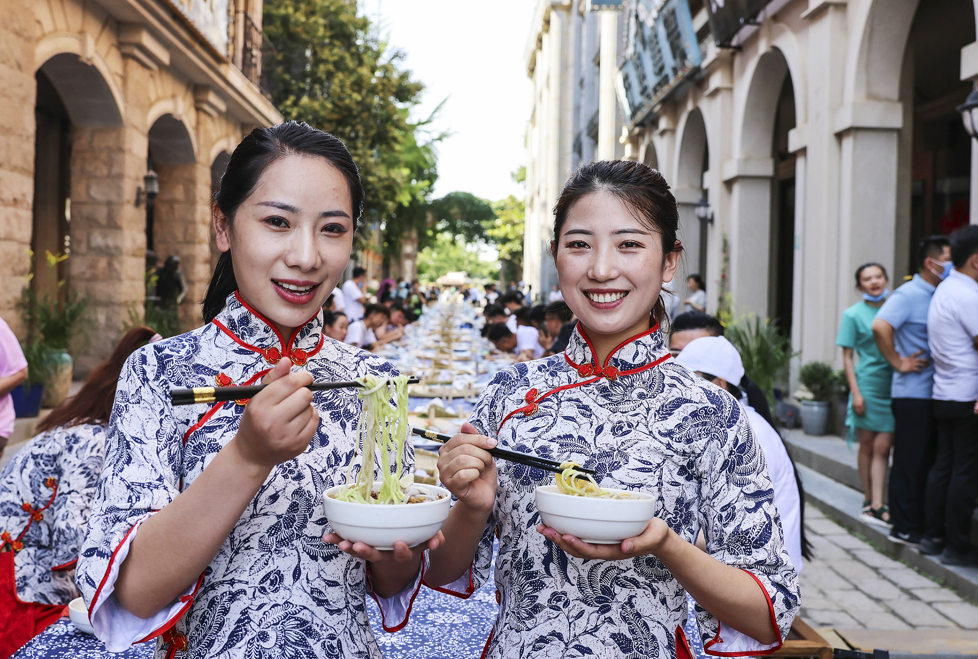 Une activité est organisée pour permettre aux gens de déguster des nouilles dans la vieille ville de Taierzhuang à Zaozhuang, province du Shandong, le 21 juin 2021, jour du solstice d'été. /VCG