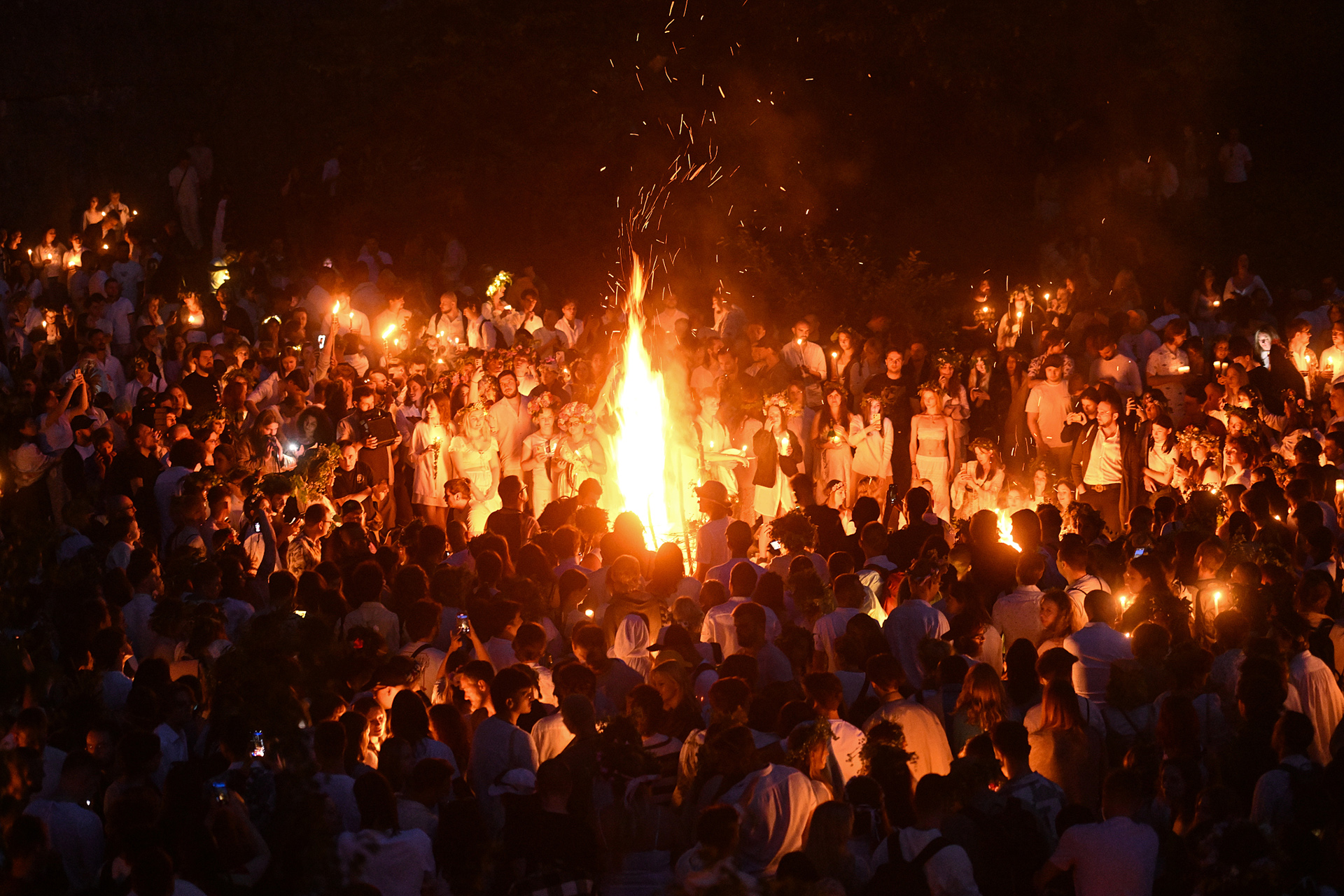 Les gens célèbrent le solstice d'été autour d'un feu de joie à Cracovie, en Pologne, le 21 juin 2025. /VCG