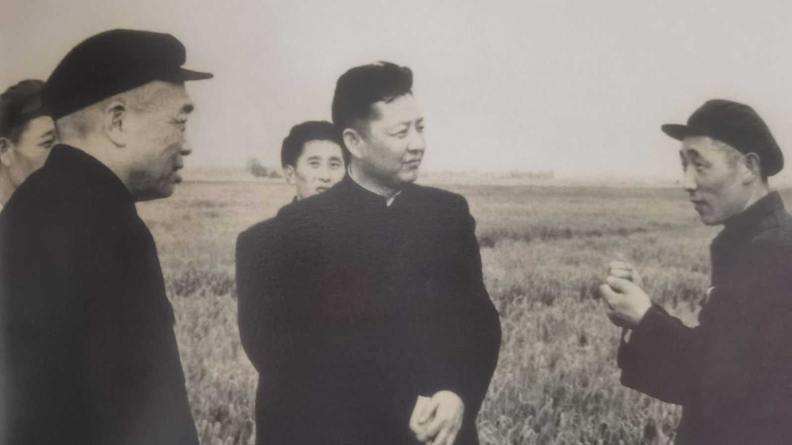 Xi Zhongxun (au centre) discute avec un agriculteur sur une photo non datée. /CMG