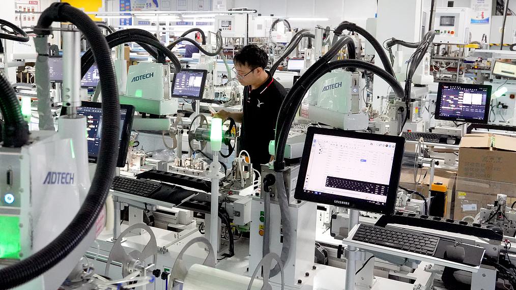 Un personnel surveille les lignes de production entièrement automatisées dans une entreprise locale de fabrication de précision située dans la zone de développement économique de Huayingshan, dans la province du Sichuan. /VCG
