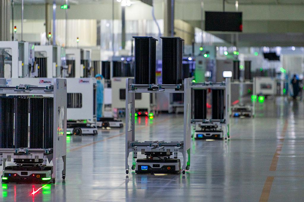 Des véhicules guidés automatisés fonctionnent dans un atelier de production intelligent dans une entreprise technologique locale de la ville de Jinhua, dans la province du Zhejiang (est de la Chine). /VCG