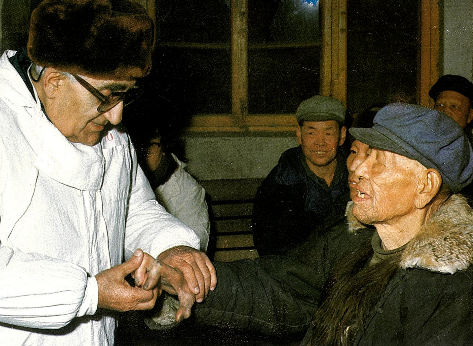 Le Dr Ma Haide visite l'hôpital pour lépreux de Wangdu, dans la province du Hebei, dans le nord de la Chine, le premier jour de la Fête du Printemps en 1982. Le patient sur la photo a déclaré que personne n'avait osé le toucher à mains nues depuis qu'il avait contracté la maladie 25 ans plus tôt. Le Dr Ma Haide a été la première personne à lui serrer la main. /Avec l'aimable autorisation de Zhou Youma
