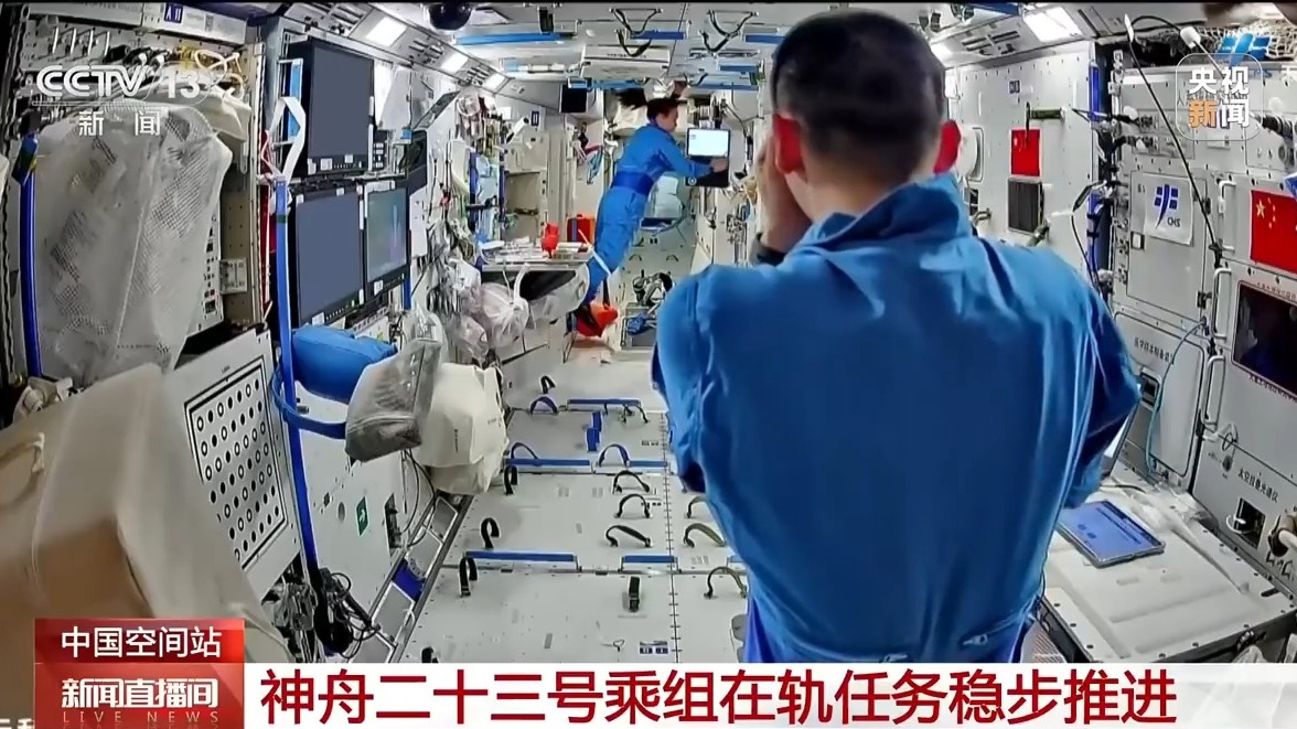 Les astronautes chinois effectuent un examen de la vue. /CMG