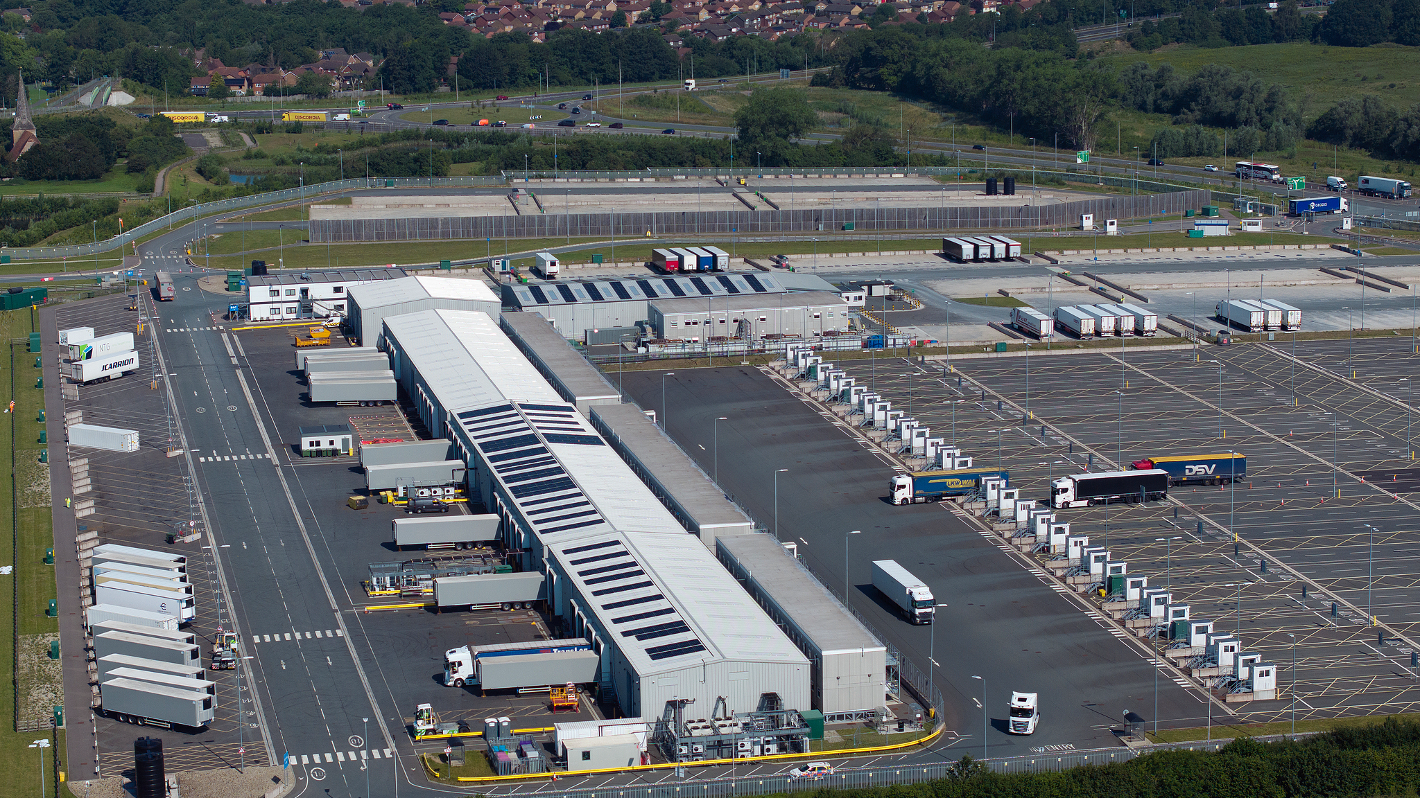 Une vue aérienne de l'installation frontalière intérieure de Sevington et du centre de dédouanement à Ashford, Royaume-Uni, le 19 juin 2026. /VCG