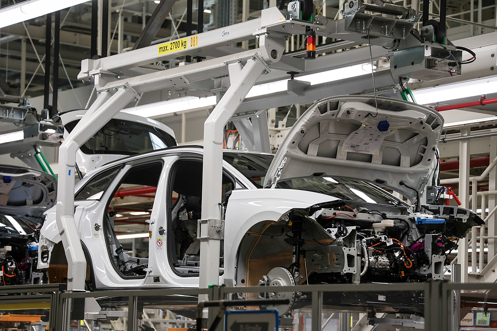 Une voiture électrique Volkswagen ID Line est suspendue dans un dispositif de maintien sur la chaîne de montage, Emden, Allemagne, le 24 février 2026. /VCG