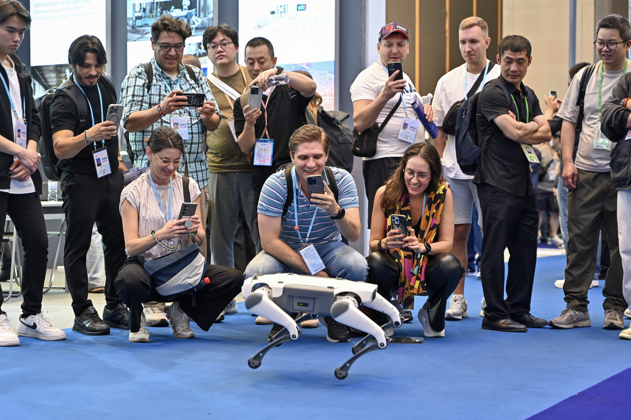 Les participants photographient un robot lors de la 137e Foire d'importation et d'exportation de Chine, province du Guangdong, Chine, le 15 avril 2025. /VCG