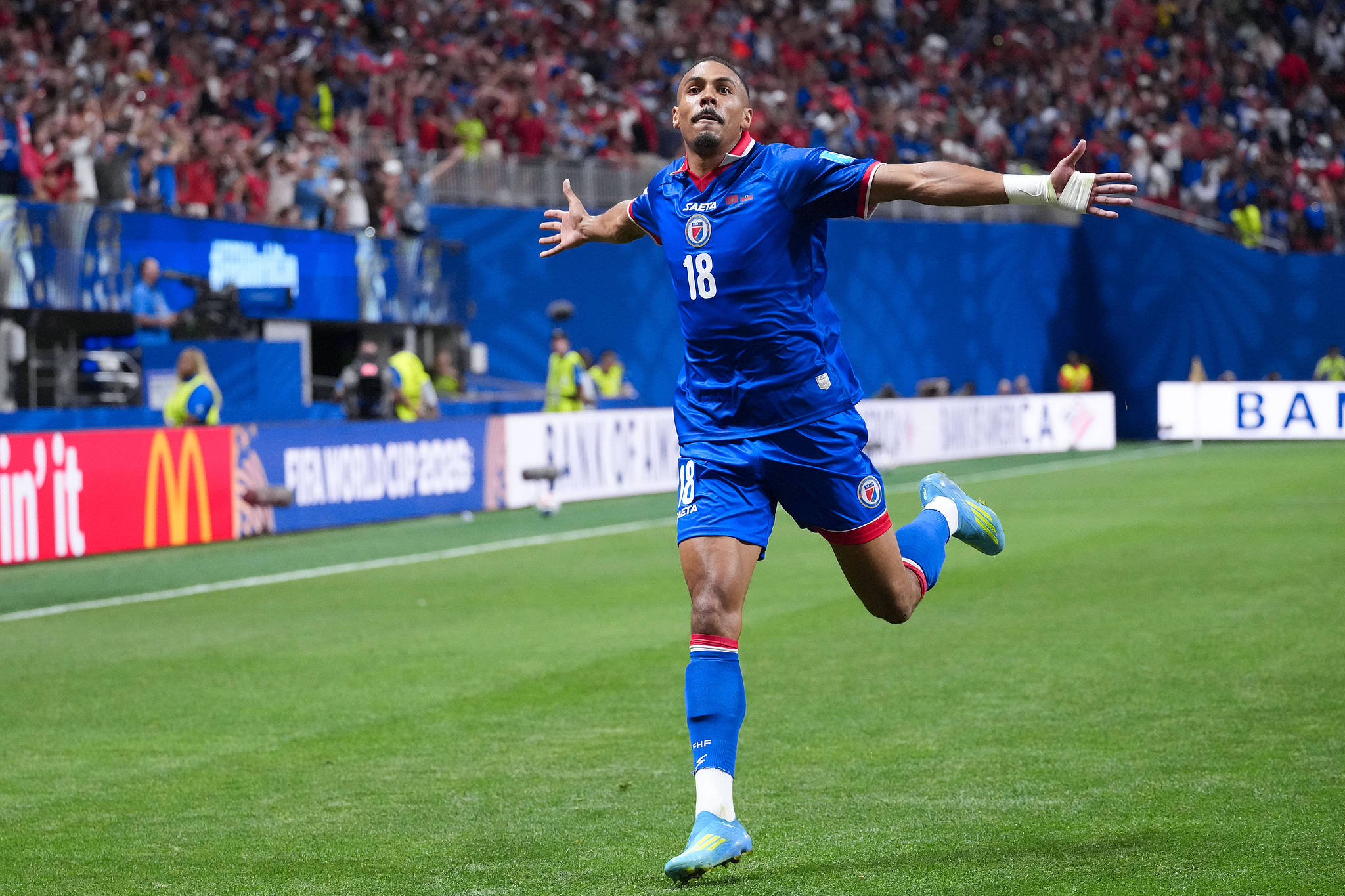 Le milieu de terrain haïtien Wilson Isidor (n°18) célèbre après avoir marqué un but contre le Maroc lors d'un match du groupe C lors de la Coupe du Monde de la FIFA 2026 à Atlanta, Géorgie, le 24 juin 2026. /VCG