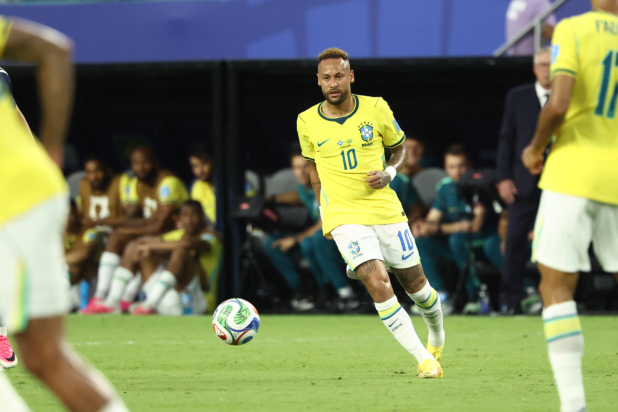 L'attaquant brésilien Neymar (#10) contrôle le ballon contre l'Écosse lors d'un match du groupe C lors de la Coupe du Monde de la FIFA 2026 à Miami Gardens, en Floride, le 24 juin 2026. /VCG