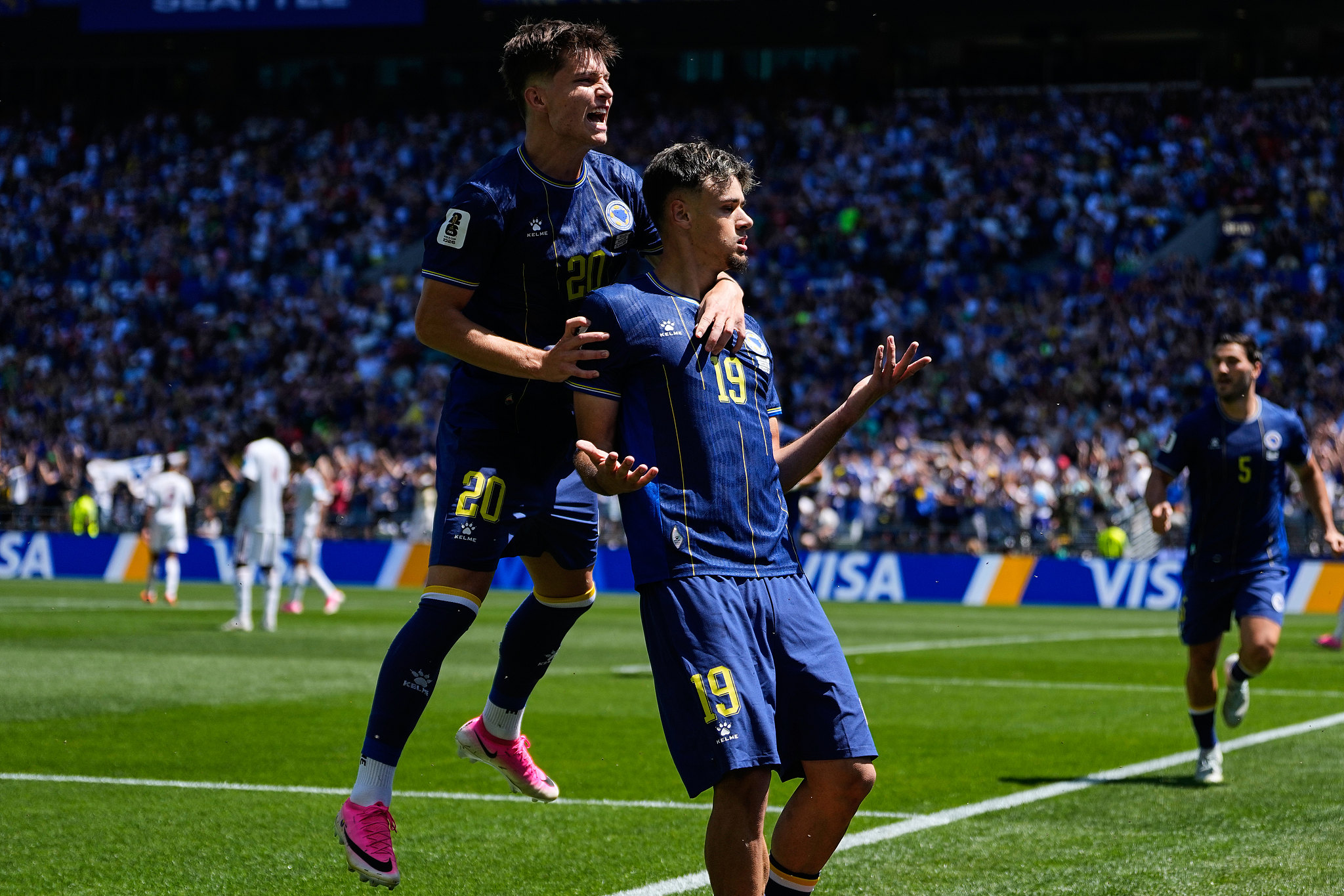 L'ailier de Bosnie-Herzégovine Kerim Alajbegovic (#19) célèbre après avoir marqué un but contre le Qatar lors d'un match du groupe B lors de la Coupe du Monde de la FIFA 2026 à Seattle, Washington, le 24 juin 2026. /VCG