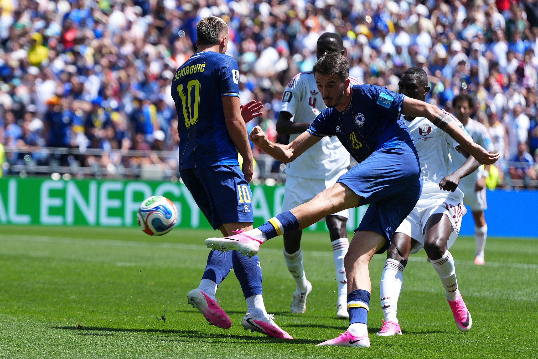 Le milieu de terrain de Bosnie-Herzégovine Ermin Mahmic (#26) marque un but contre le Qatar lors d'un match du groupe B lors de la Coupe du Monde de la FIFA 2026 à Seattle, Washington, le 24 juin 2026. /VCG