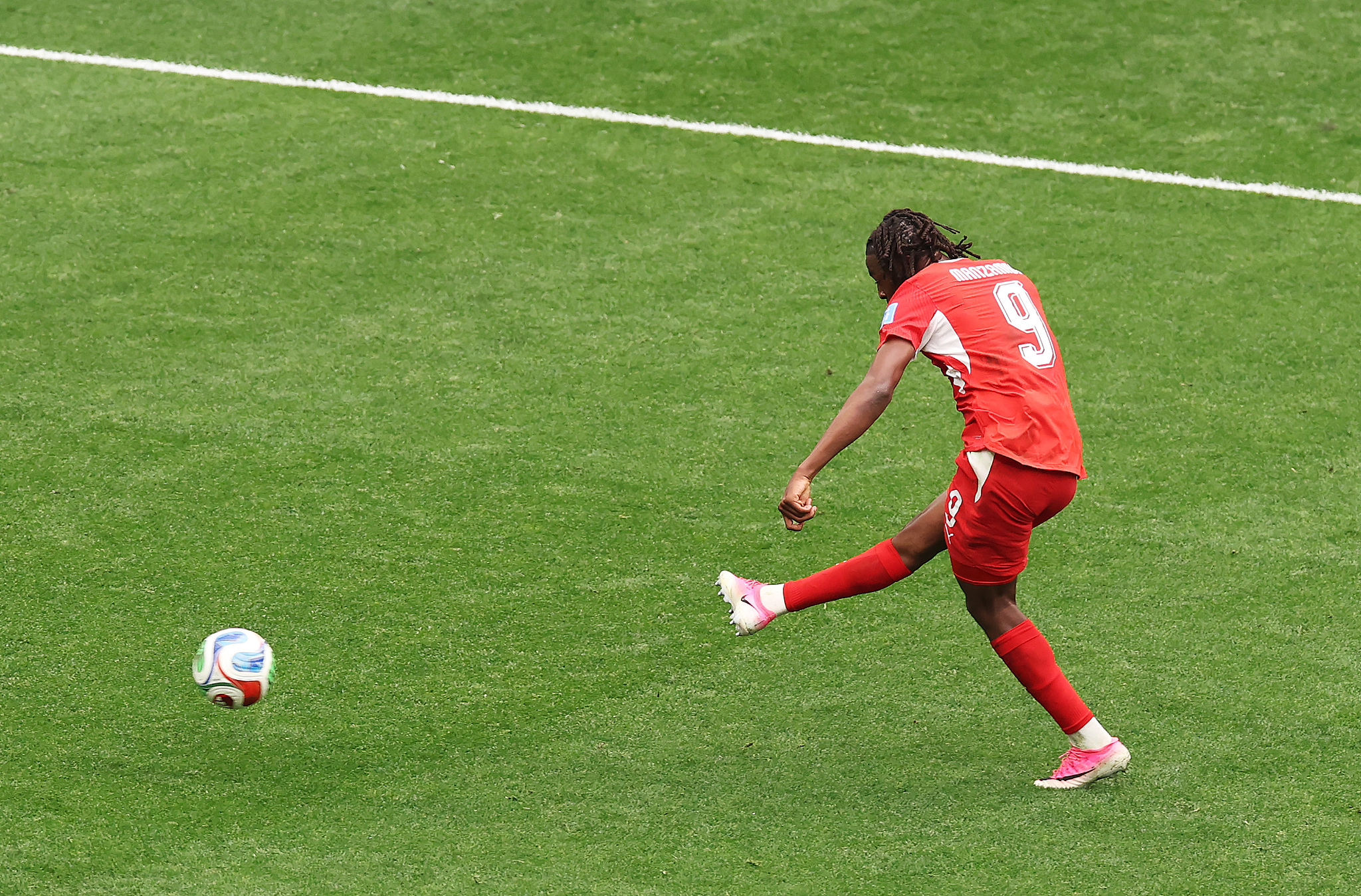 Le milieu de terrain suisse Johan Manzambi (#9) marque un but contre le Canada lors d'un match du groupe B lors de la Coupe du monde de la FIFA 2026 à Vancouver, Canada, le 24 juin 2026. /VCG