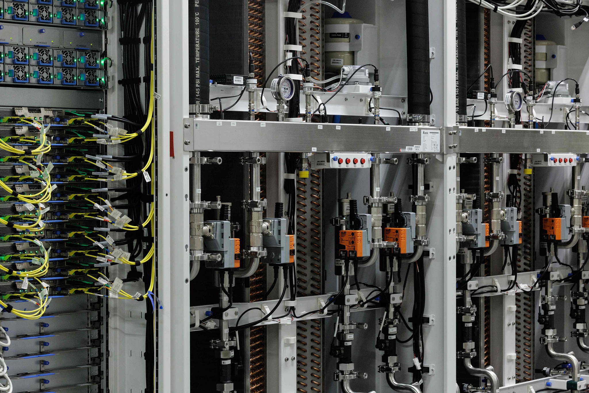 Sur cette photo, des racks de GPU (unités de traitement graphique) dotés d'un système de refroidissement liquide en boucle fermée sont visibles à l'intérieur d'un centre de données Microsoft opérationnel à Karawang, Java occidental, Indonésie, le 4 février 2026. /VCG