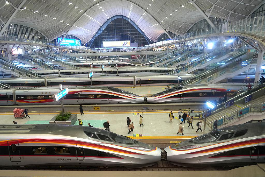 Trains à grande vitesse de l'UEM à la gare de Wuhan, le 2 février 2026. /VCG
