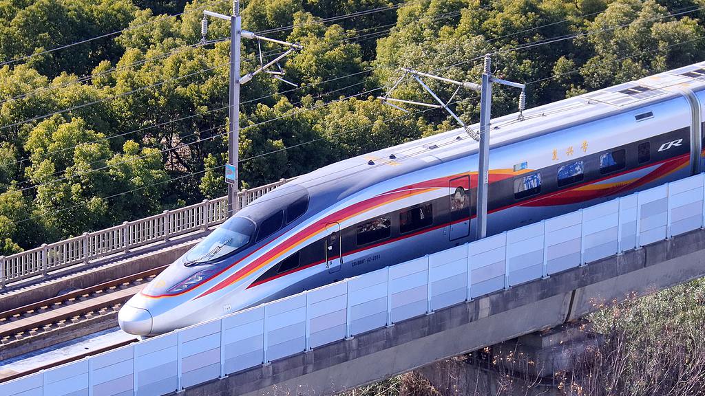 Une unité multiple électrique (UEM) Fuxing circule le long de la voie ferrée à grande vitesse Pékin-Shanghai, à Changzhou, province du Jiangsu, le 15 janvier 2025. /VCG