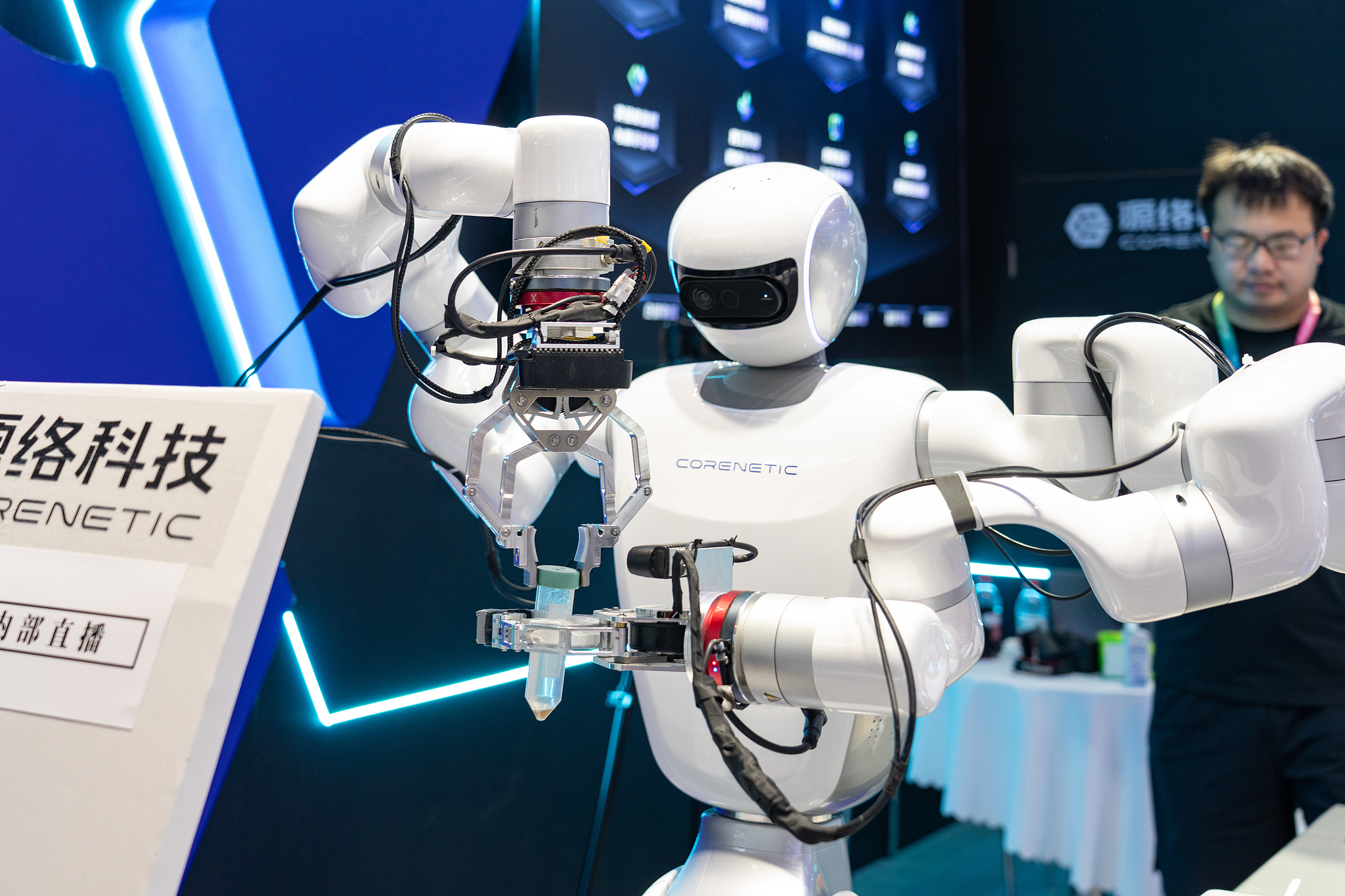 Un robot humanoïde conçu pour mener des recherches pharmaceutiques et des expériences sur les médicaments lors de la Conférence mondiale sur les robots 2025, Pékin, Chine, le 12 août 2025. /VCG