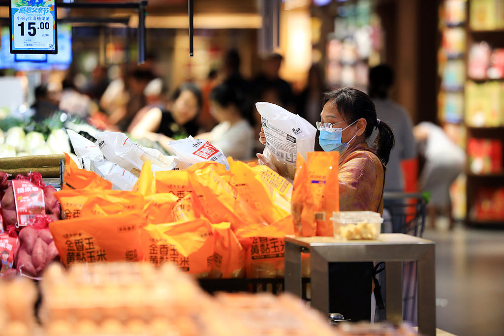Des acheteurs parcourent des produits dans un supermarché de quartier à Huai'an, province du Jiangsu, le 20 juin 2026. /VCG