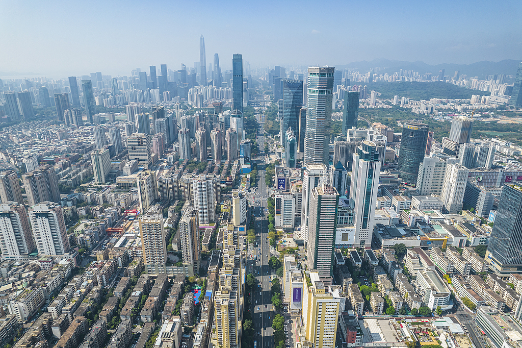 Une vue plongeante sur Shenzhen, dans la province du Guangdong (sud de la Chine). Autrefois petit village de pêcheurs, la ville est devenue une métropole moderne suite à la réforme et à l'ouverture de la Chine, le 2 février 2023. /CFP