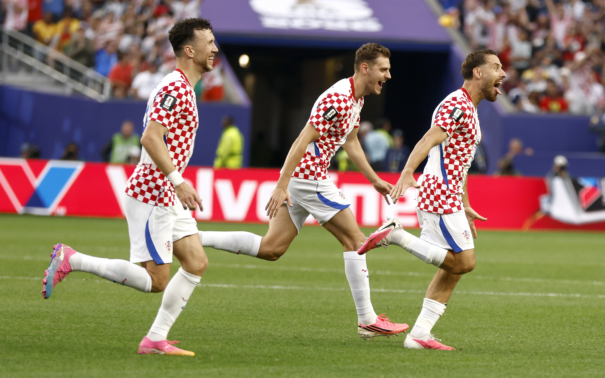 Les joueurs croates célèbrent après avoir marqué un but lors du match du groupe L contre le Ghana lors de la Coupe du Monde de la FIFA 2026 à Philadelphie, Pennsylvanie, le 27 juin 2026. /VCG