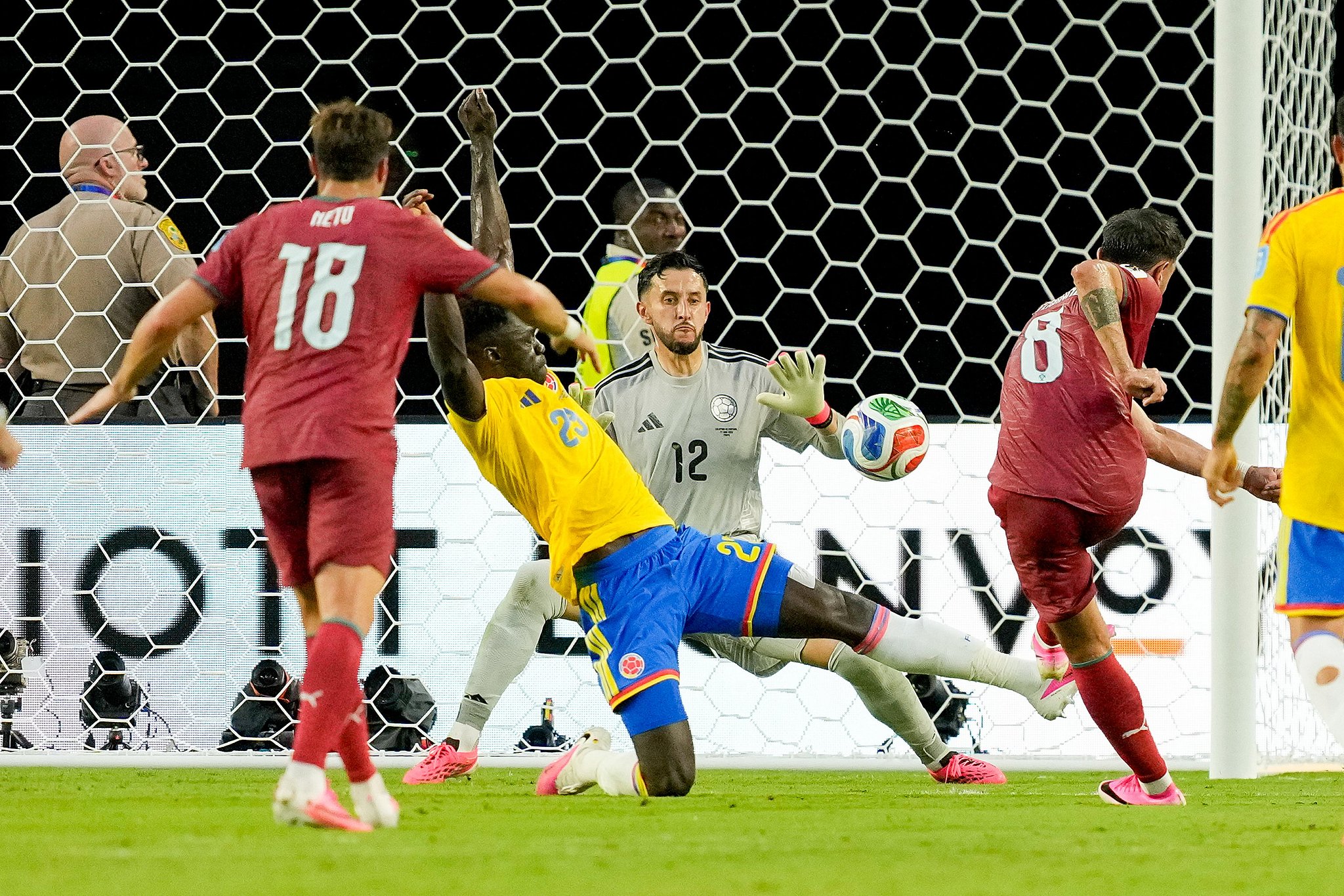 Le milieu de terrain portugais Bruno Fernandes tire lors du match du groupe K contre la Colombie lors de la Coupe du monde de football 2026 à Miami, en Floride, le 27 juin 2026. /VCG