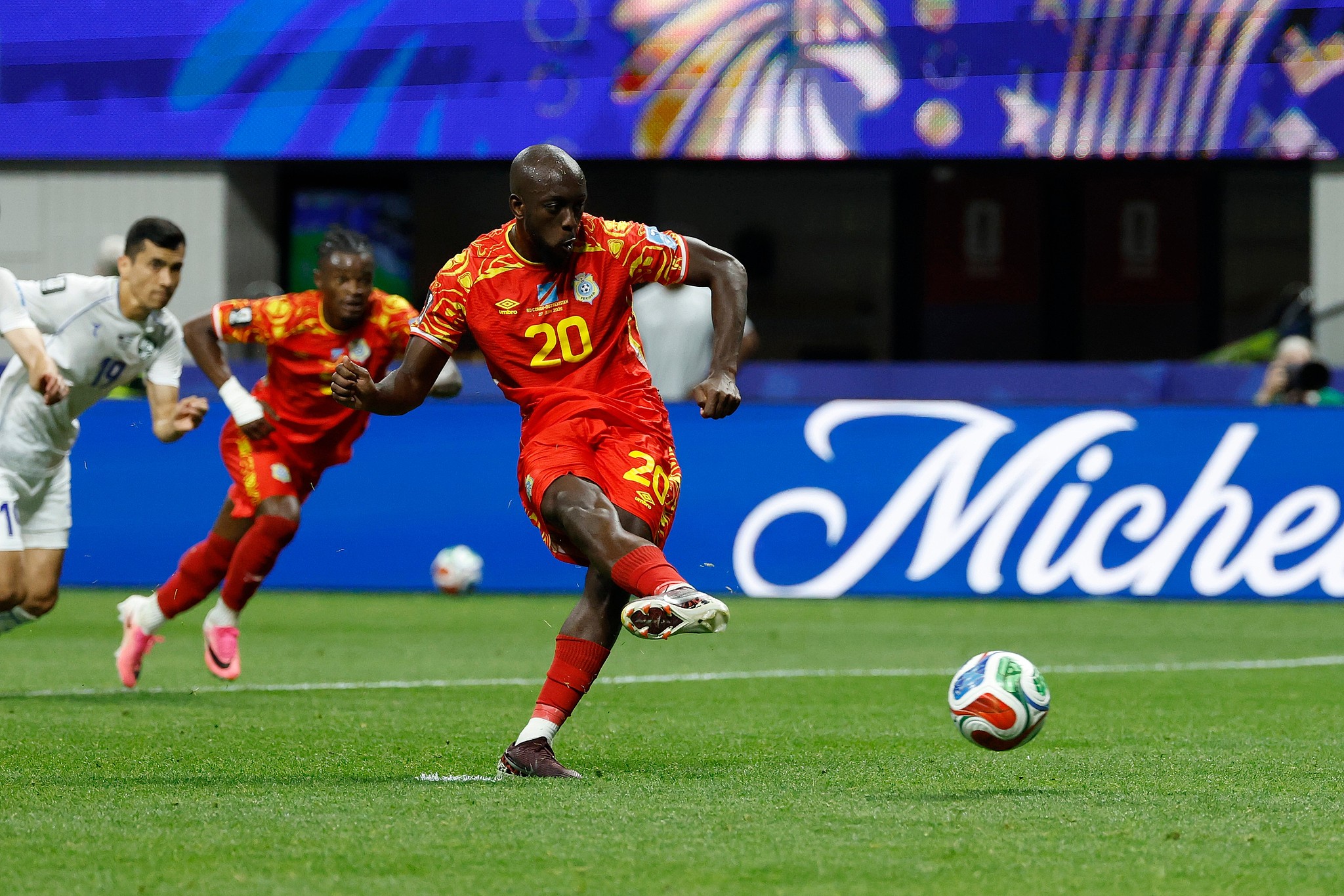 L'attaquant de la République démocratique du Congo Yoane Wissa tire pour marquer sur penalty lors du match du groupe K contre l'Ouzbékistan lors de la Coupe du Monde de la FIFA 2026 à Atlanta, Géorgie, le 27 juin 2026. /VCG