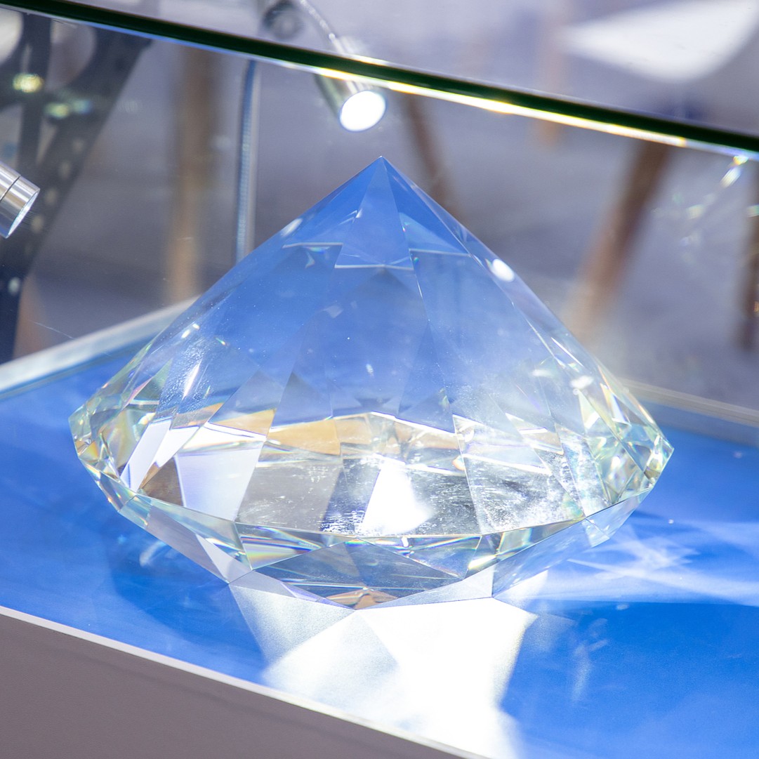 Un diamant cultivé en laboratoire est exposé lors d'une exposition, à Shanghai, en Chine, le 6 décembre 2024. /VCG