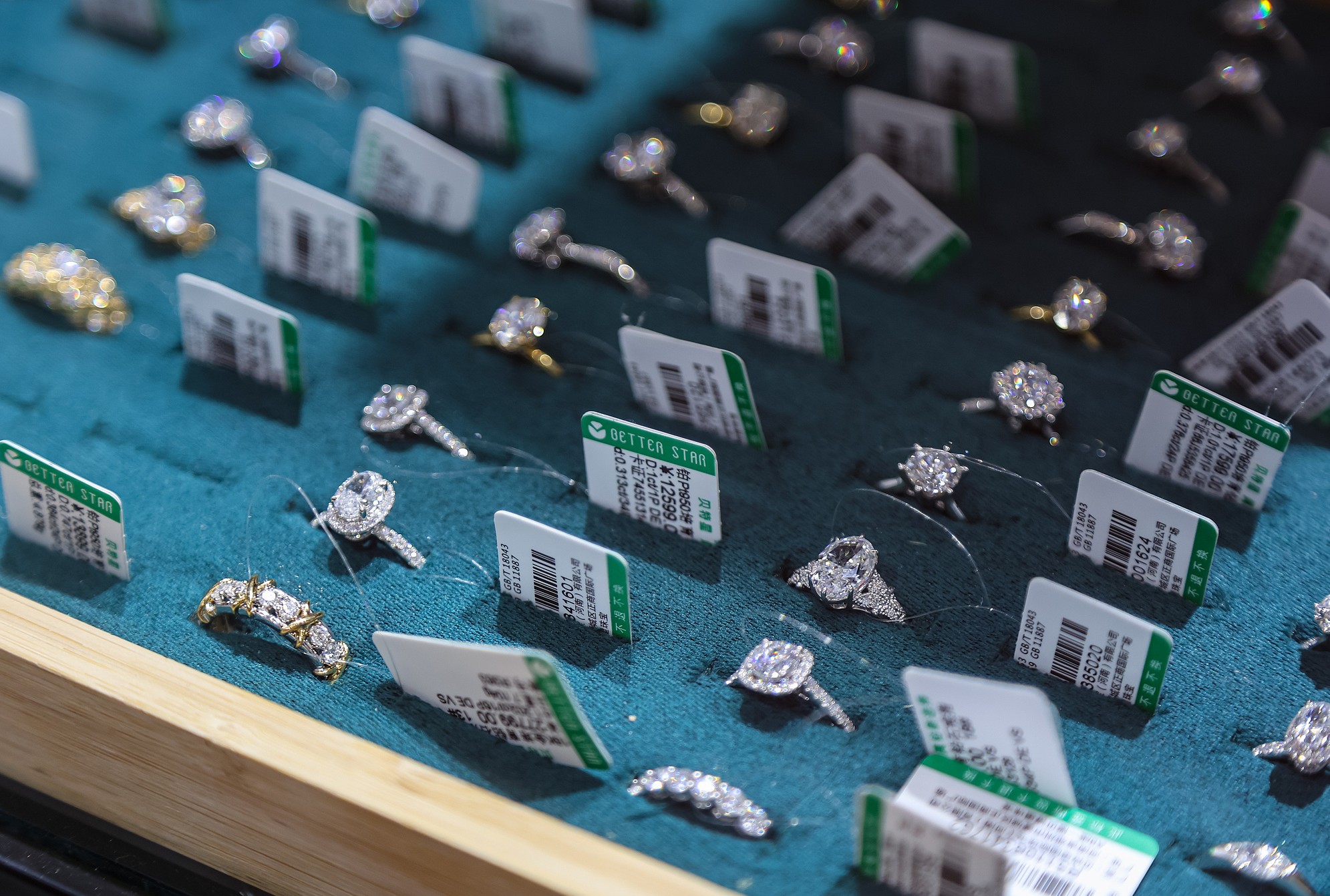 Des bagues avec des diamants synthétiques sont exposées lors d'une exposition, dans la ville de Zhengzhou, province du Henan (centre de la Chine), le 16 mai 2026. /VCG