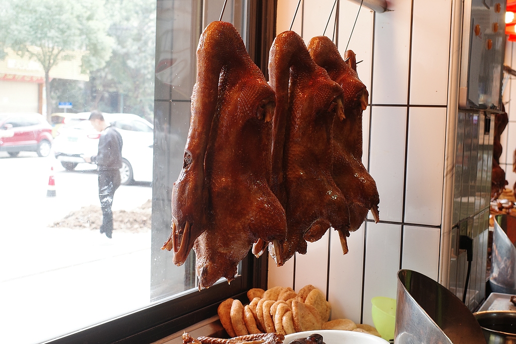 Des oies braisées sont accrochées dans une vitrine à Shantou, province du Guangdong, en Chine. /VCG