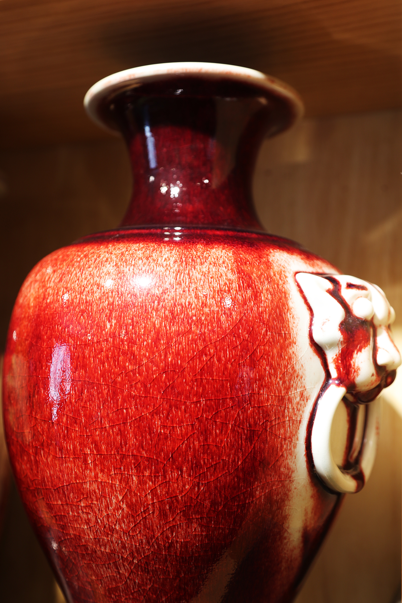Un vase en porcelaine Jun est exposé dans un magasin de la vieille ville de Shenhou à Yuzhou, dans la province du Henan. /CGTN