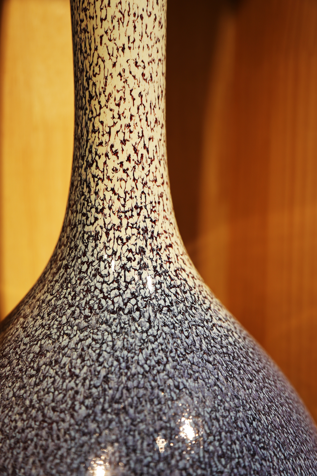 Un vase en porcelaine Jun est exposé dans un magasin de la vieille ville de Shenhou à Yuzhou, dans la province du Henan. /CGTN