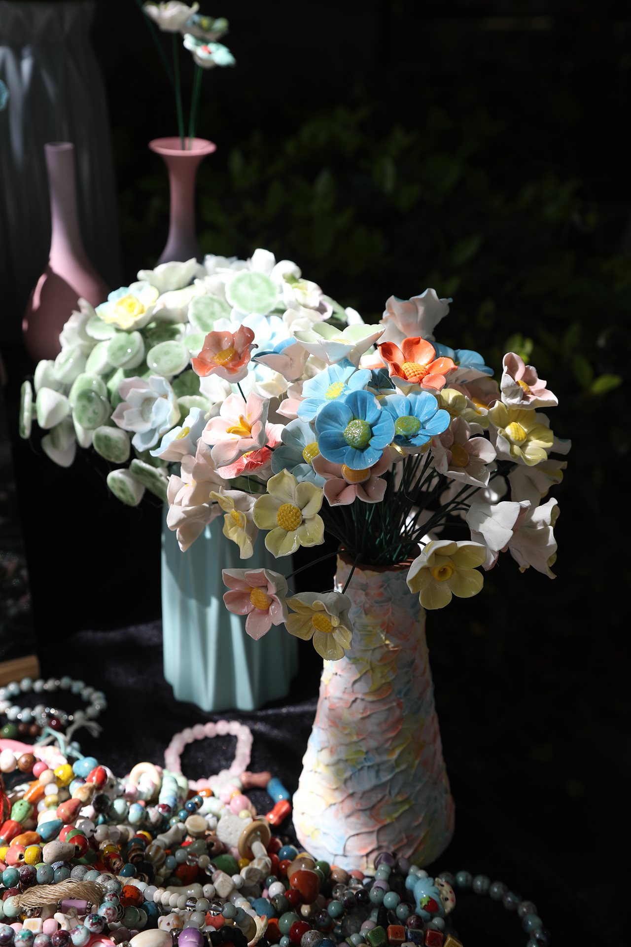 Les vases et les fleurs en porcelaine sont des souvenirs populaires dans la vieille ville de Shenhou à Yuzhou, dans la province du Henan. /CGTN
