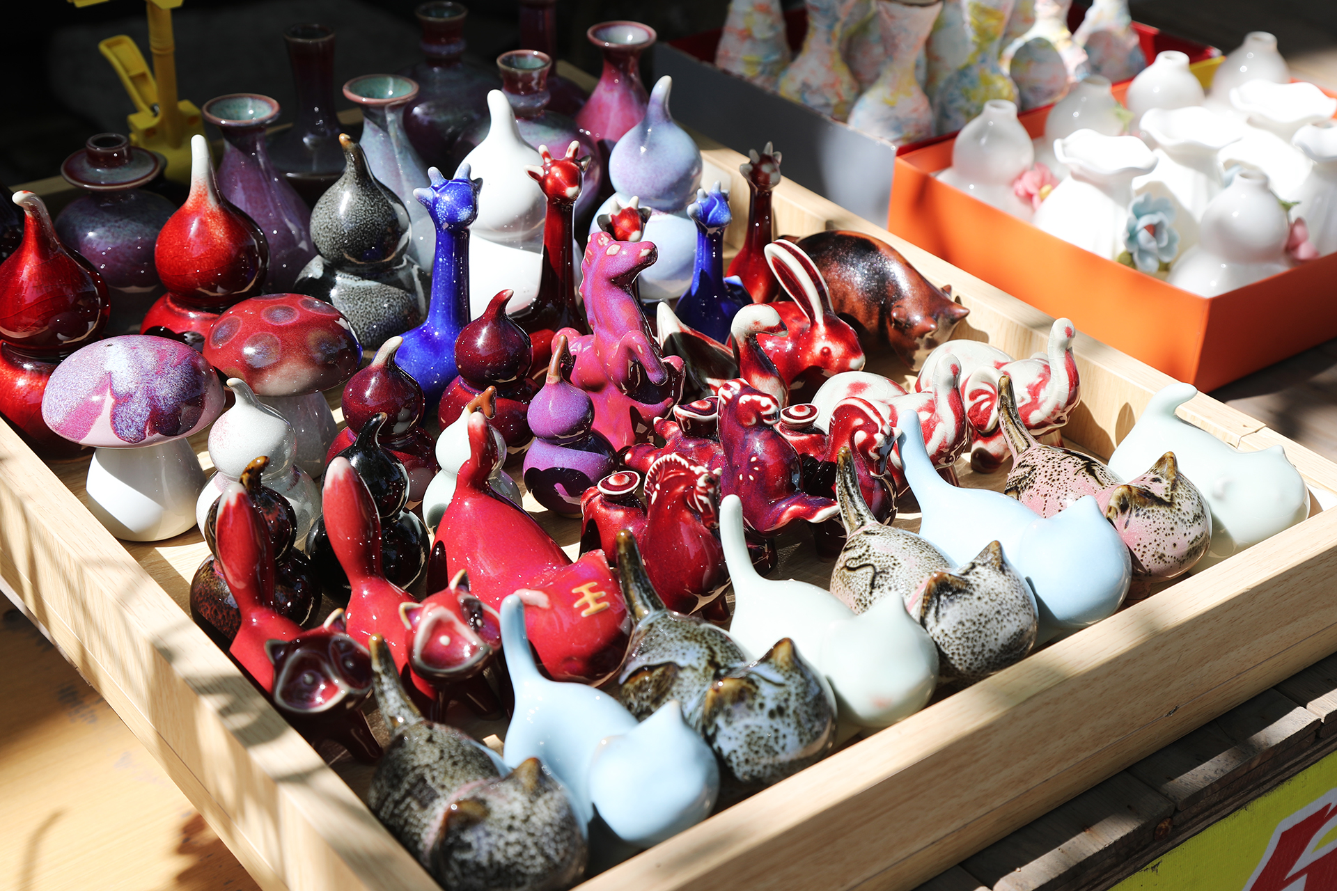 De petits objets en porcelaine sont exposés devant un magasin de la vieille ville de Shenhou, à Yuzhou, dans la province du Henan. /CGTN