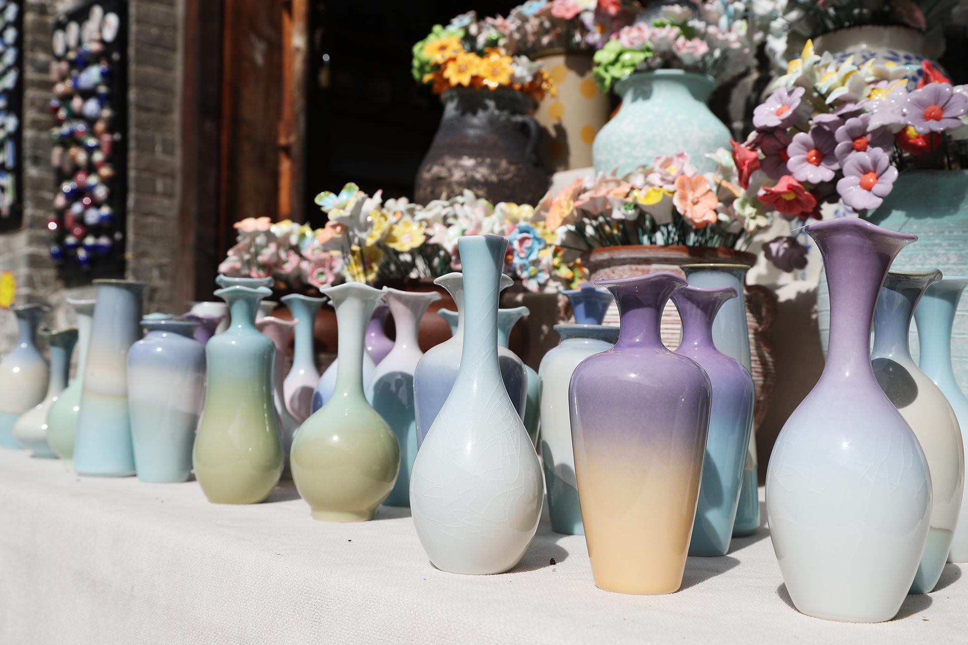 Les vases et les fleurs en porcelaine sont des souvenirs populaires dans la vieille ville de Shenhou à Yuzhou, dans la province du Henan. /CGTN