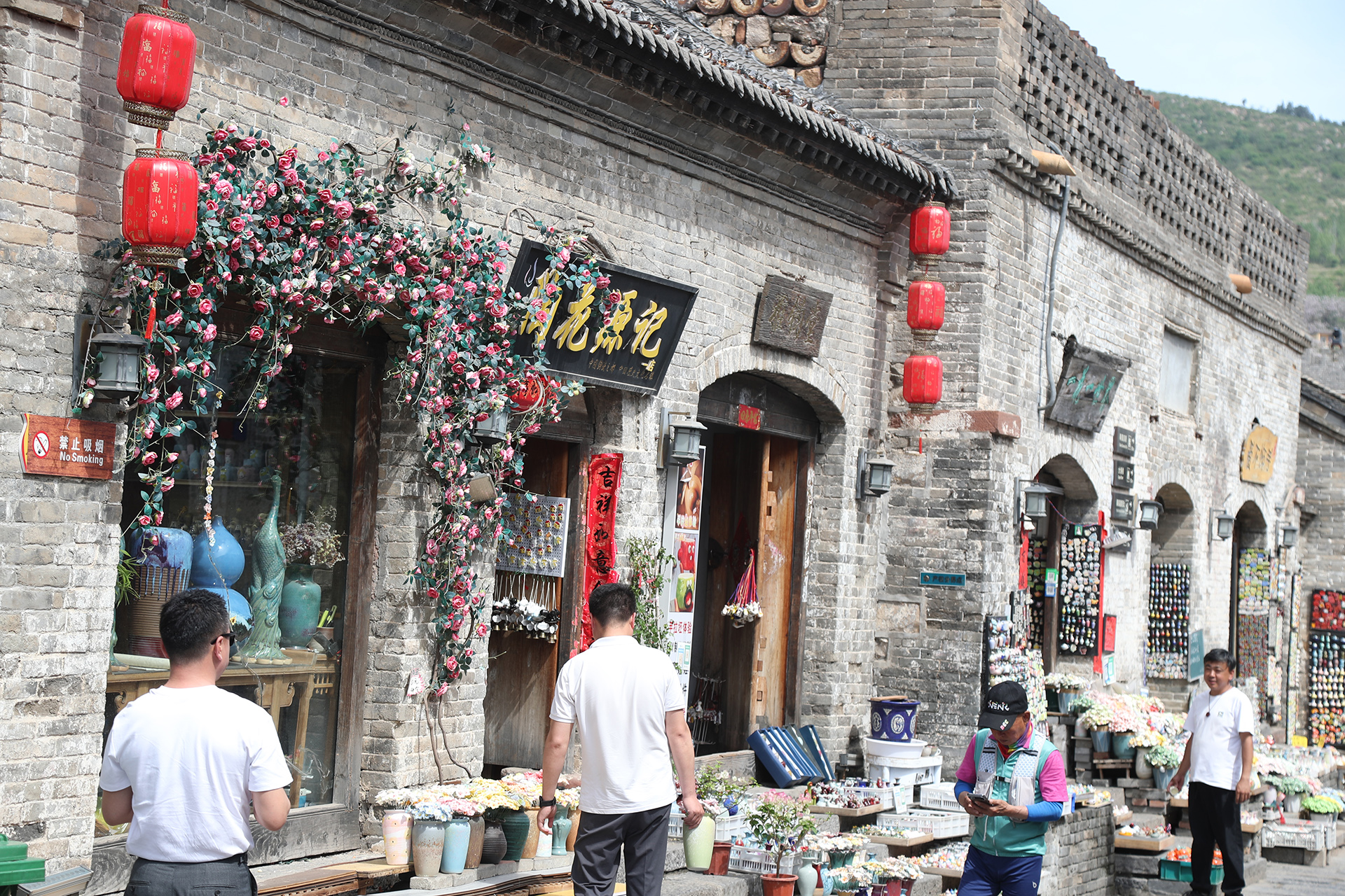 Les visiteurs découvrent des souvenirs en porcelaine dans la vieille ville de Shenhou, à Yuzhou, dans la province du Henan. /CGTN