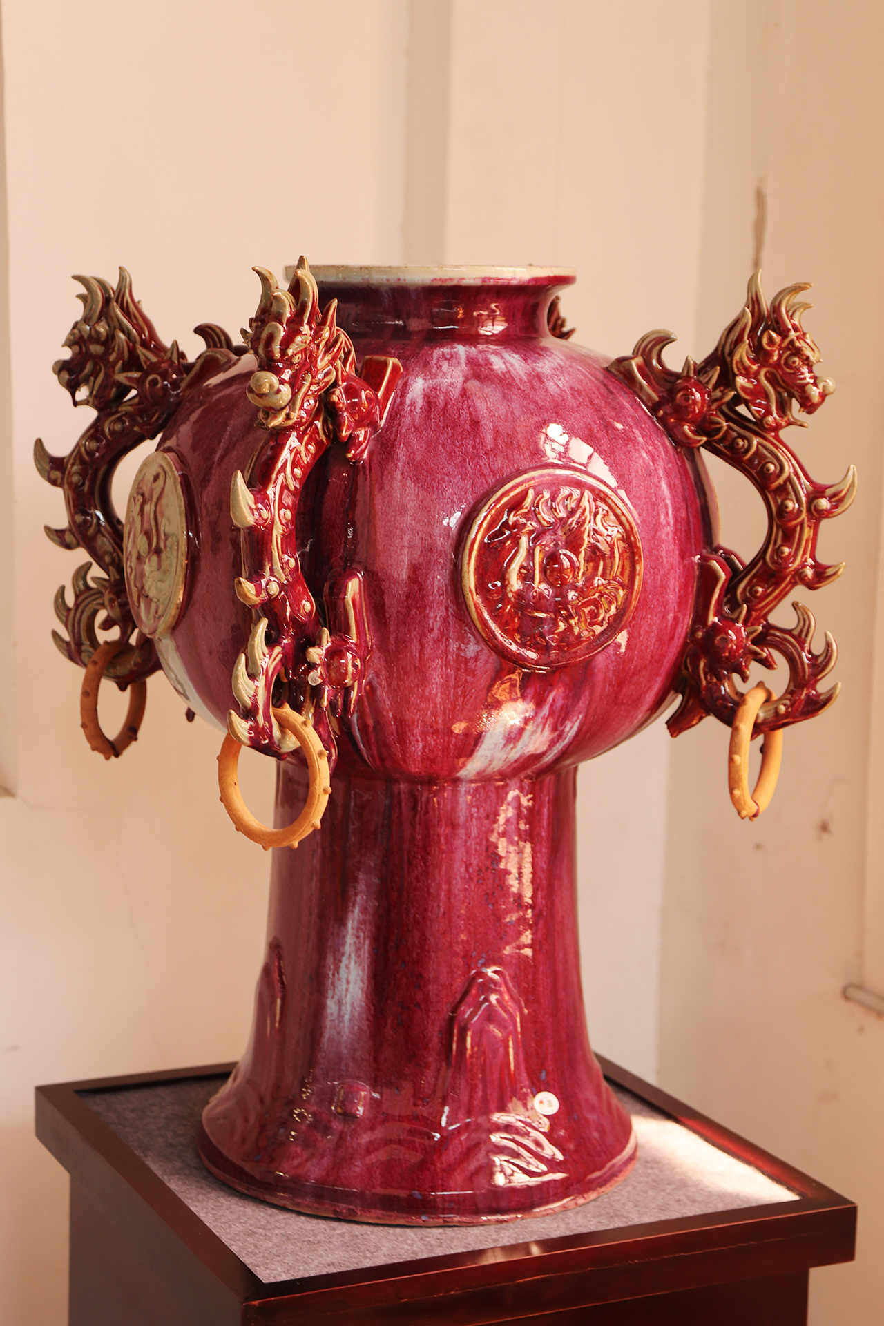Une œuvre d'art en porcelaine de Jun est exposée dans une galerie de la vieille ville de Shenhou à Yuzhou, dans la province du Henan. /CGTN