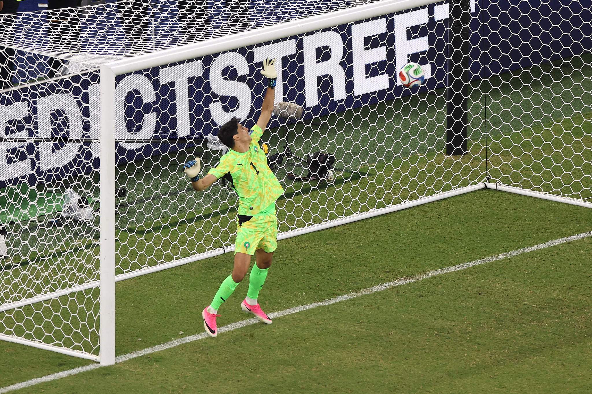 Le gardien marocain Yassine Bounou sauve un penalty de l'attaquant néerlandais Crysencio Summerville lors des huitièmes de finale de la Coupe du Monde de la FIFA 2026 à Guadalupe, Mexique, le 29 juin 2026. /VCG