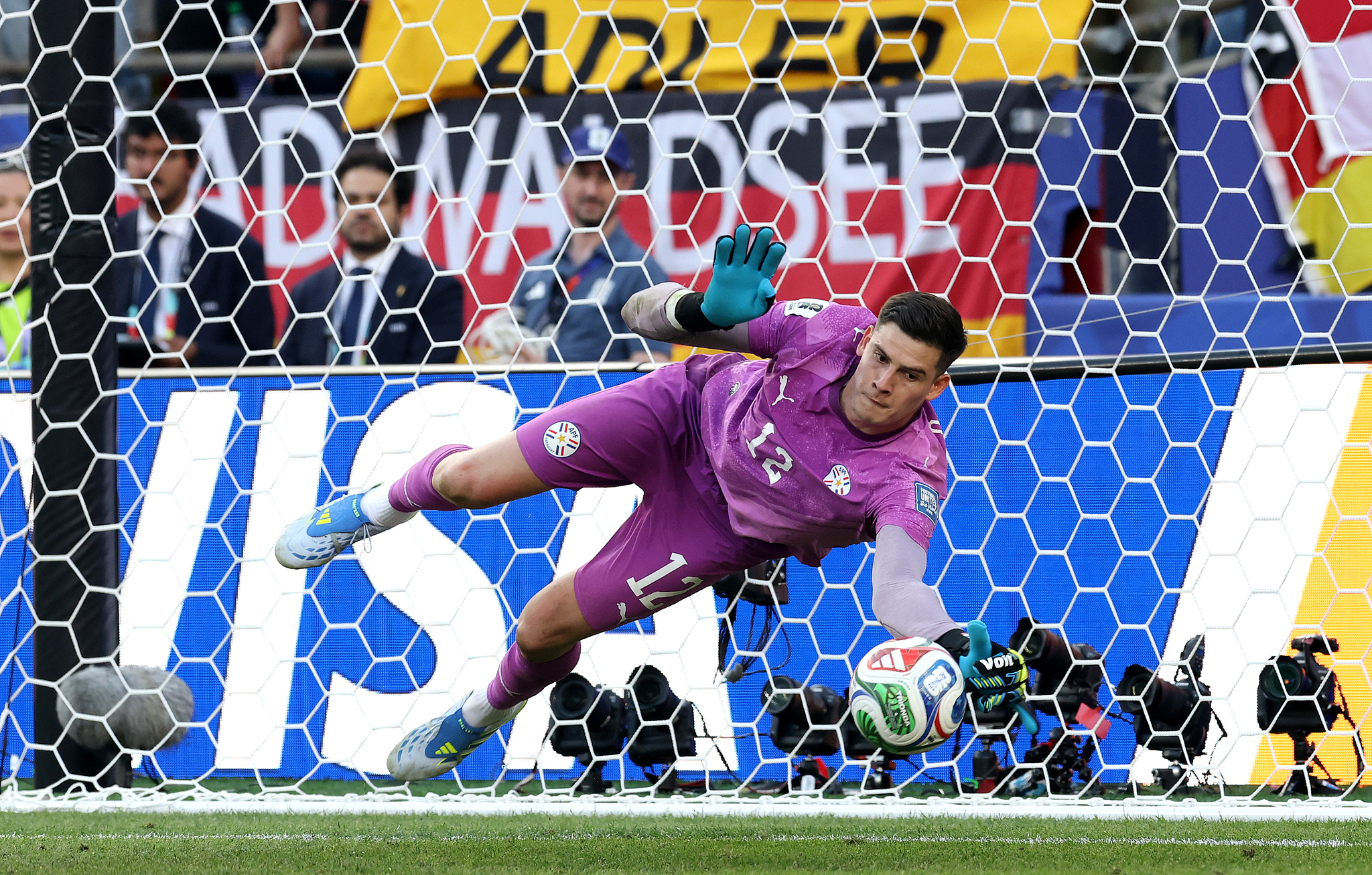 Le gardien paraguayen Orlando Gill sauve un penalty du milieu de terrain allemand Nick Woltemade lors des huitièmes de finale de la Coupe du Monde de la FIFA 2026 à Boston, Massachusetts, le 29 juin 2026. /VCG