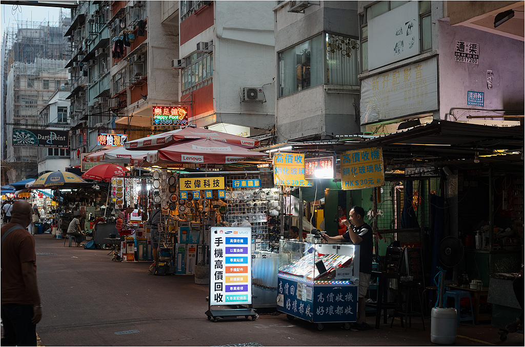 Une scène de rue dans le quartier Sham Shui Po de Hong Kong, Chine. /VCG