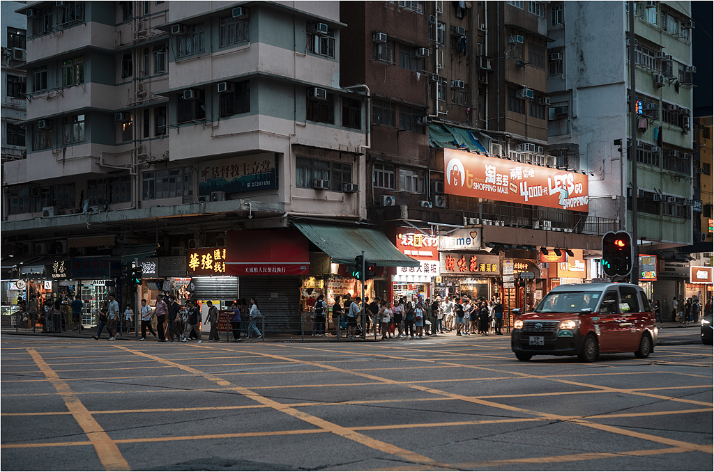 Une scène de rue dans le quartier Sham Shui Po de Hong Kong, Chine. /VCG