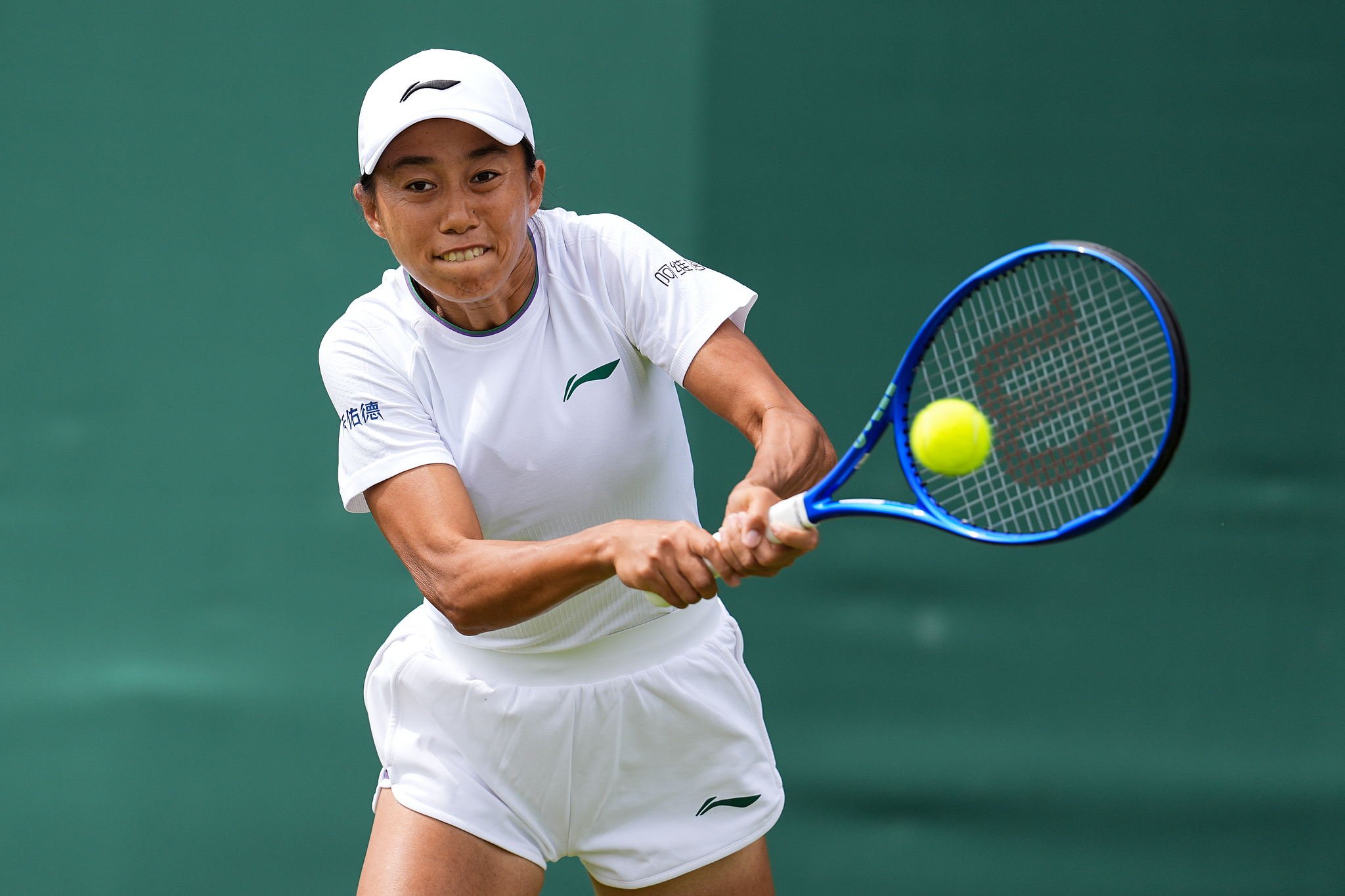 La Chinoise Zhang Shuai réussit un tir lors du premier tour du simple féminin contre la Canadienne Bianca Andreescu aux championnats de Wimbledon au All England Lawn Tennis and Croquet Club à Londres, Angleterre, le 29 juin 2026. /VCG
