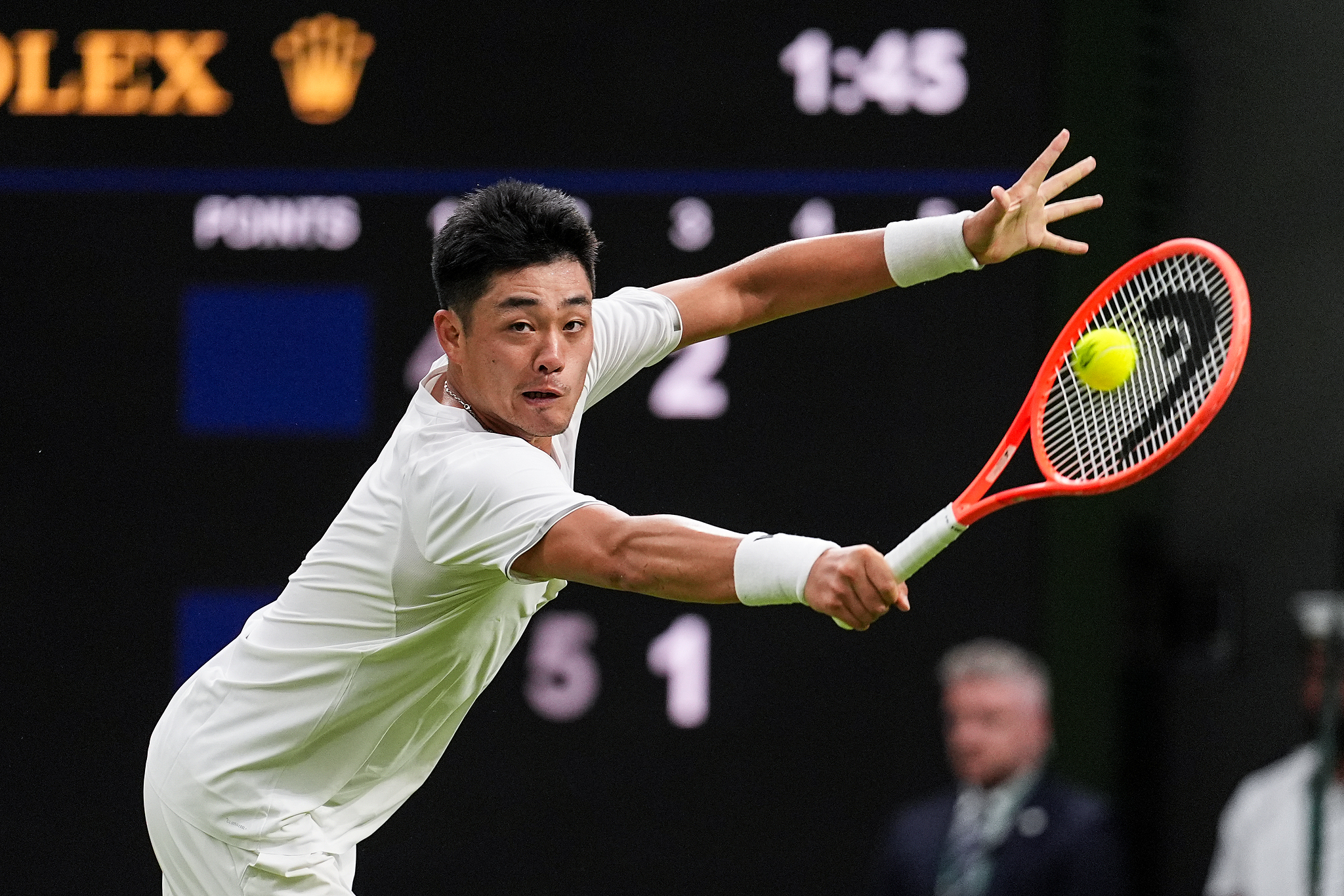 Le Chinois Wu Yibing réussit un tir lors du premier tour du simple messieurs contre le Serbe Novak Djokovic aux championnats de Wimbledon au All England Lawn Tennis and Croquet Club à Londres, Angleterre, le 29 juin 2026. /VCG