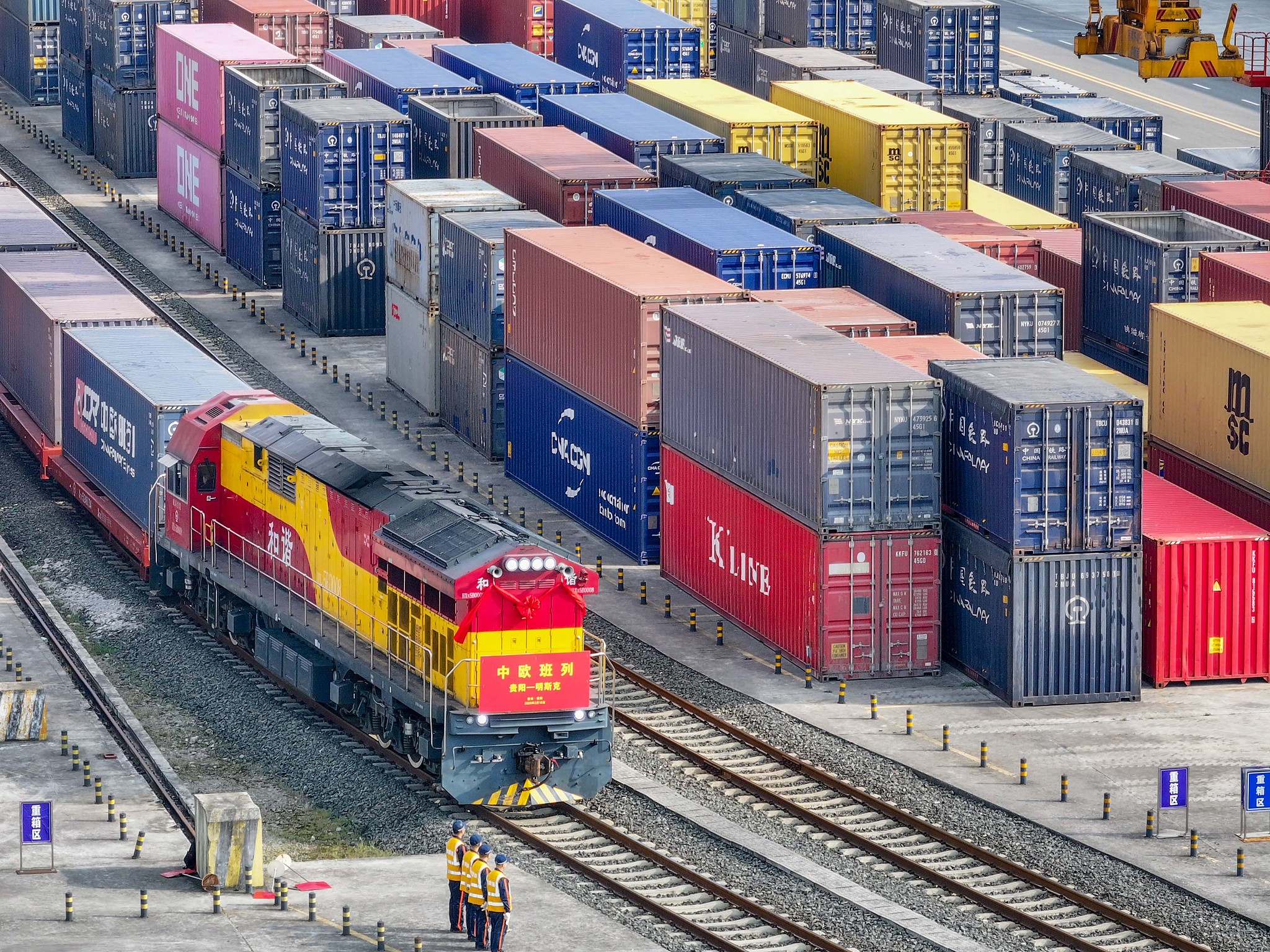 Un train de marchandises China-Europe Railway Express chargé de conteneurs d'expédition attend son départ à Guiyang, province du Guizhou, Chine, le 15 février 2026. /VCG