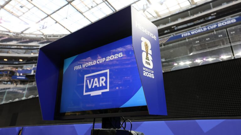 Vue générale de la marque de la Coupe du Monde de la FIFA 2026 sur l'écran VAR au bord du terrain au SoFi Stadium, Los Angeles, Californie, États-Unis, le 9 juin 2026. /VCG