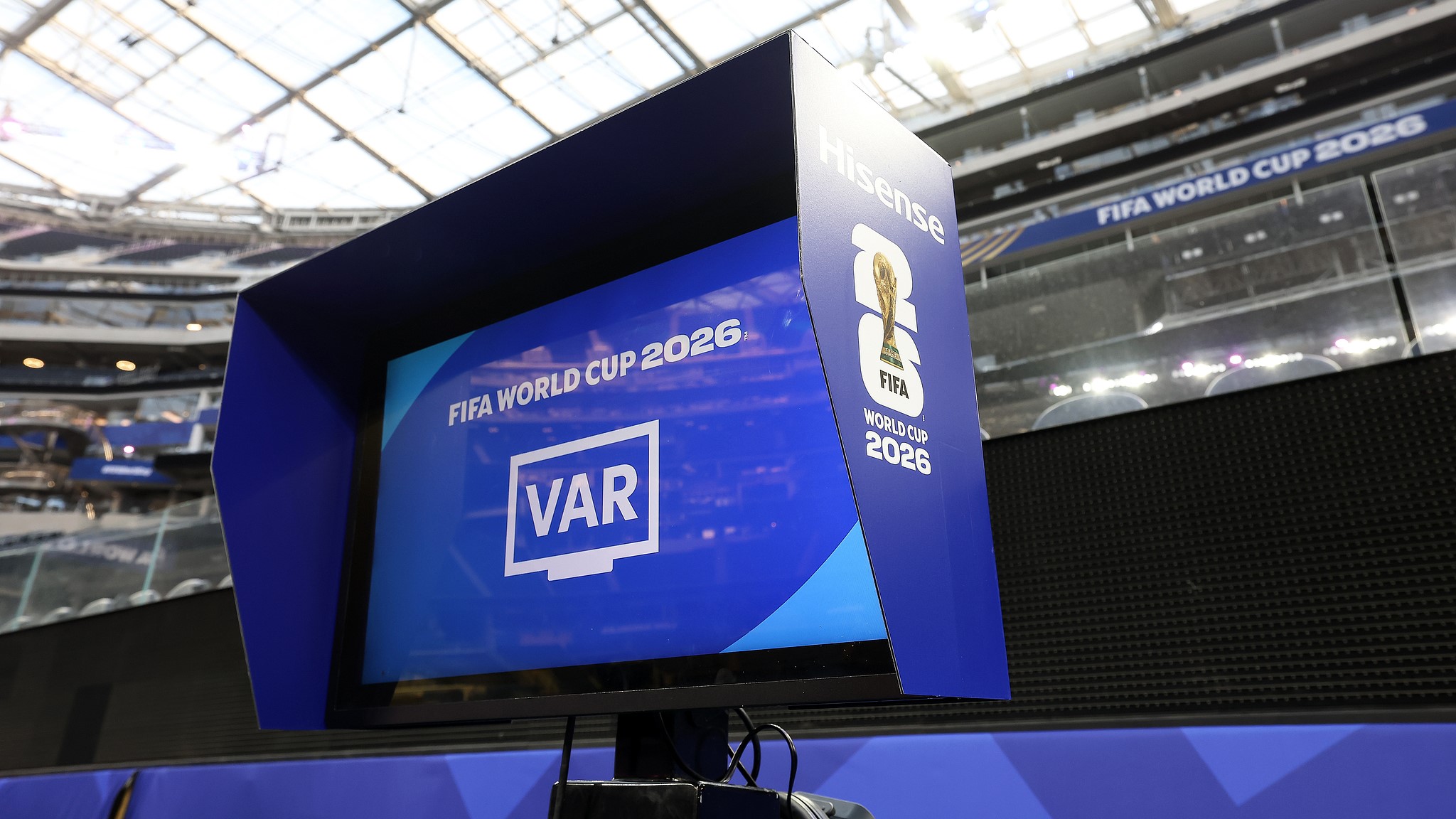 Vue générale de la marque de la Coupe du Monde de la FIFA 2026 sur l'écran VAR au bord du terrain au SoFi Stadium, Los Angeles, Californie, États-Unis, le 9 juin 2026. /VCG