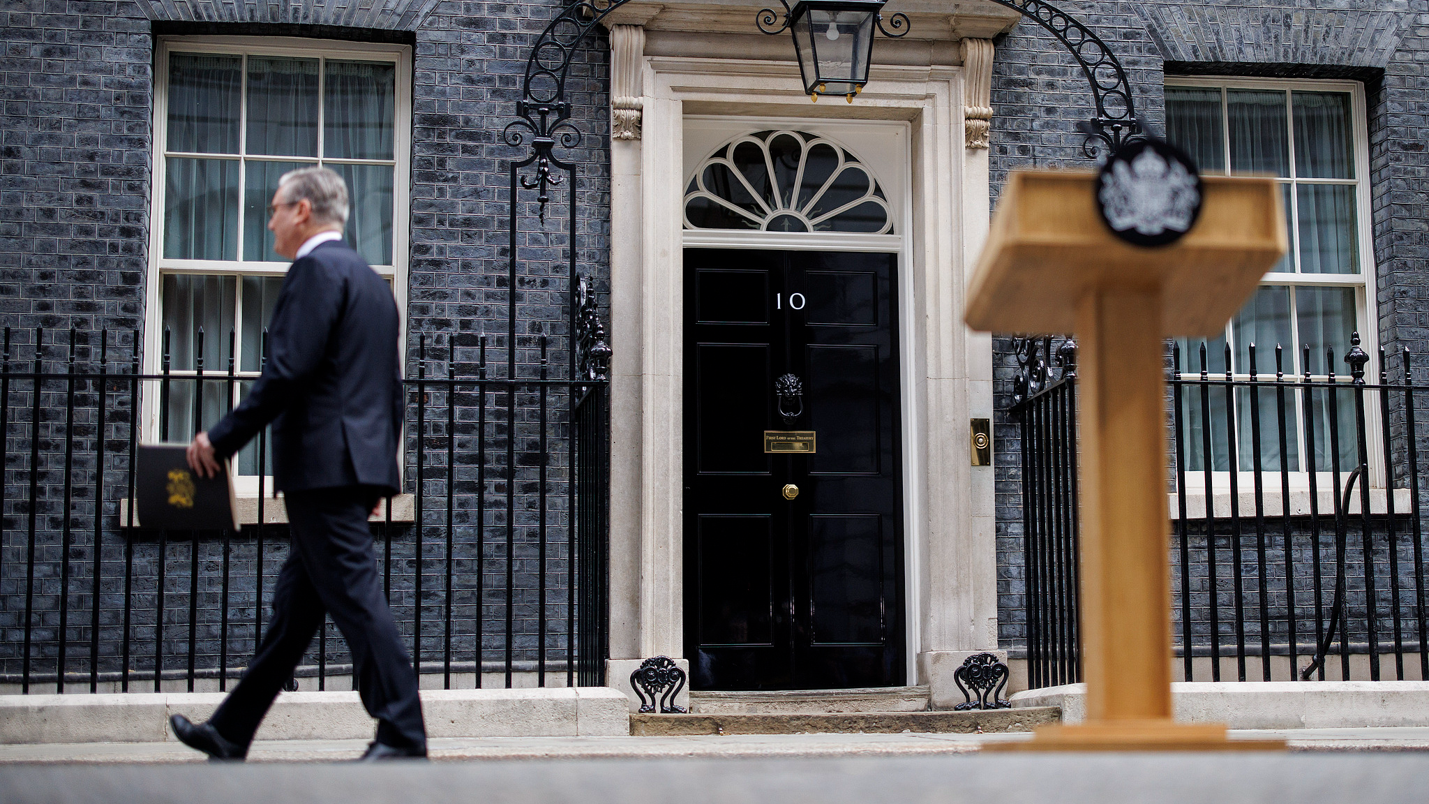 Le Premier ministre britannique Keir Starmer s'éloigne du pupitre après avoir fait sa déclaration de démission devant le n°10 Downing Street, Londres, Grande-Bretagne, le 22 juin 2026. /VCG