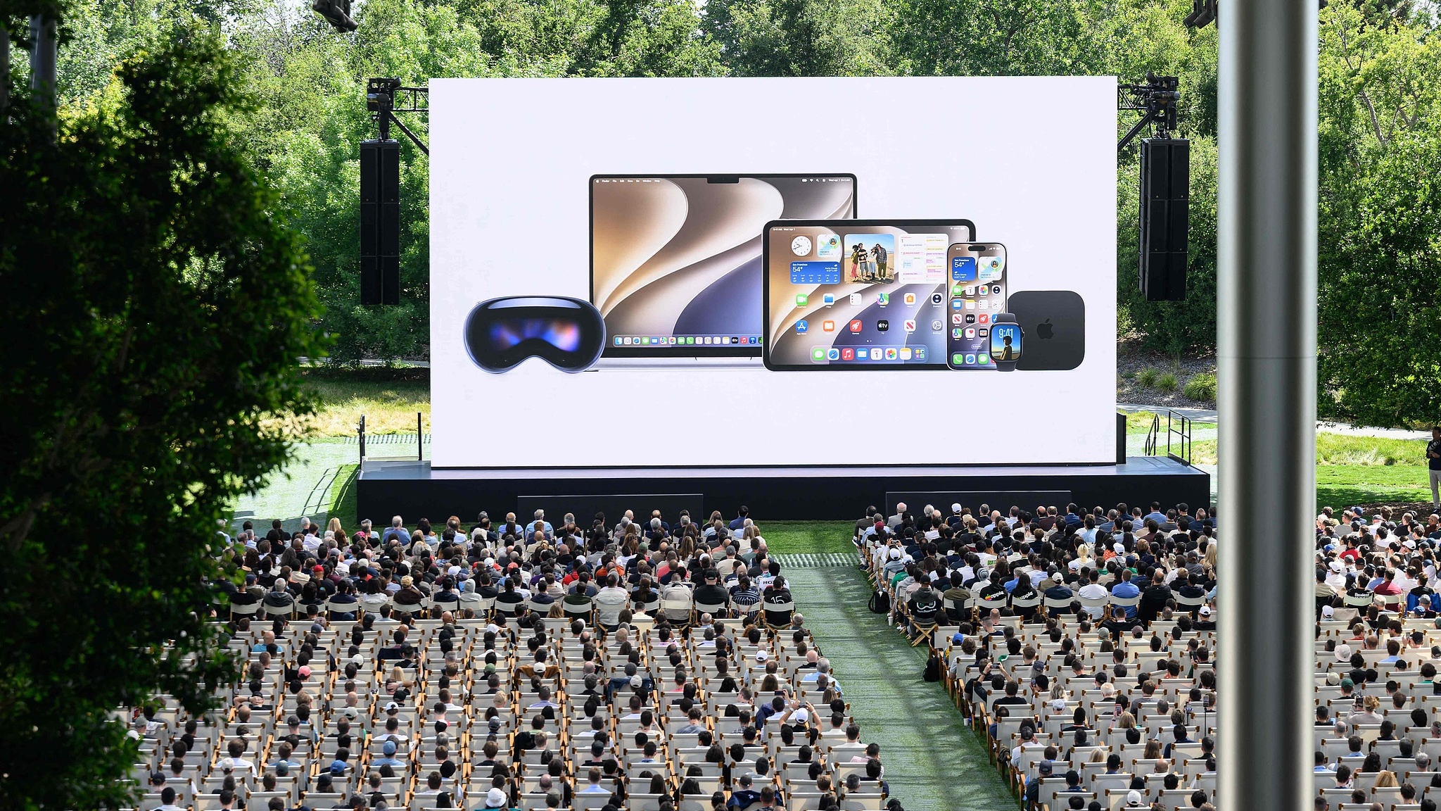 Les participants regardent un écran lors de la WWDC26 à Apple Park à Cupertino, en Californie, le 8 juin 2026. /VCG